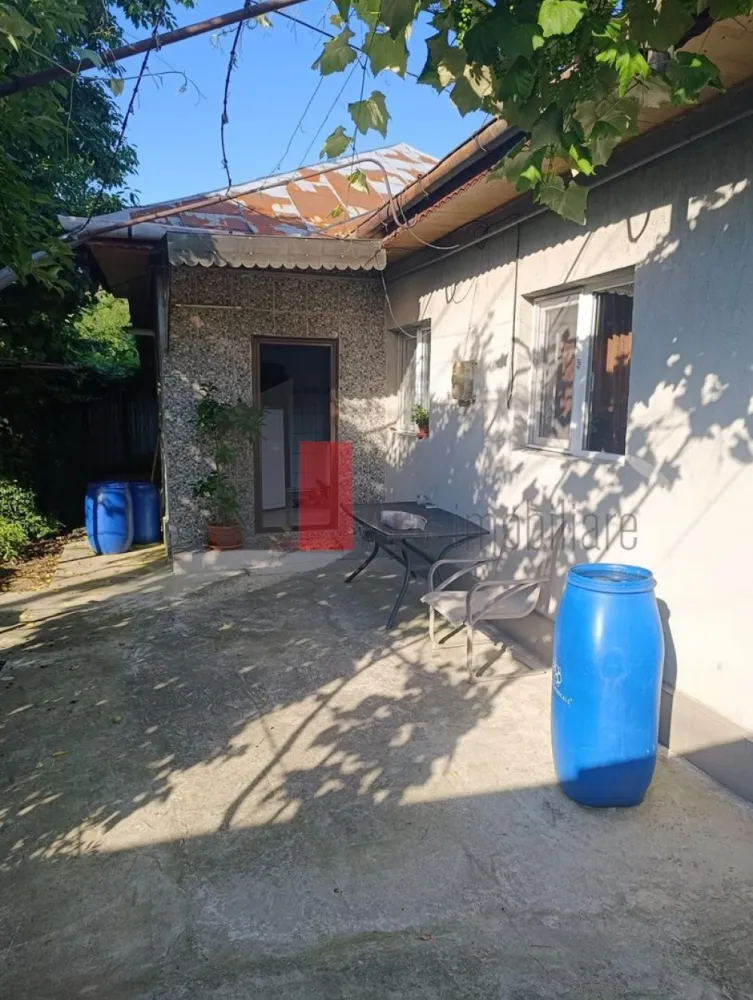 Casă individuală Voluntari - Vă propunem spre vânzare o casă individuală situată într-o zonă excelentă și extrem de accesibilă din Voluntari, județul Ilfov Proprietatea este ideală pentru o familie care își dorește confortul unei curți proprii, într-o locație conectată rapid la polul de business din Nordul Capitalei și la principalele artere rutiere.
## 📐 Detalii Proprietate & Compartimentare

* Suprafață totală casă: 74 mp
* Suprafață teren: 282 mp (curte generoasă)
* An construcție: 1979
* Structură: Bolțari, casă complet izolată termic pe exterior
* Compartimentare (Semidecomandată): Dormitor, sufragerie luminoasă, hol, bucătărie și baie.

## 💎 Dotări & Îmbunătățiri

* Confort termic: Centrală termică proprie (încălzire eficientă) + izolație exterioară.
* Finisaje: Ferestre cu geam termopan, gresie și faianță.
* Curte și anexe: Curtea dispune de 2 magazii utile pentru depozitare și un loc de parcare acoperit.

## 🔌 Utilități Complete
Casa este complet branșată la toate rețelele edilitare:

* Gaz / Gaze naturale
* Apă curentă
* Canalizare
* Curent electric

## 📍 Poziționare & Facilități în Zonă
Proprietatea beneficiază de o locație strategică, oferind acces facil către punctele de interes major:

* Imediat în vecinătate: Lipită de o clinică medicală; restaurant și magazine alimentare la colțul străzii.
* Transport în comun: Stație de autobuz chiar la capătul străzii.
* Conexiuni urbane: Acces extrem de rapid către intersecția Fundeni - Colentina și către zona de Nord (Pipera, Băneasa).
* Noduri rutiere: Acces facil către Autostrada A3, Centura București și viitoarea autostradă A0 prin nodul rutier Afumați.

------------------------------
📄 Acte la zi. Pentru mai multe detalii, fotografii sau pentru a programa o vizionare, nu ezitați să mă contactați!