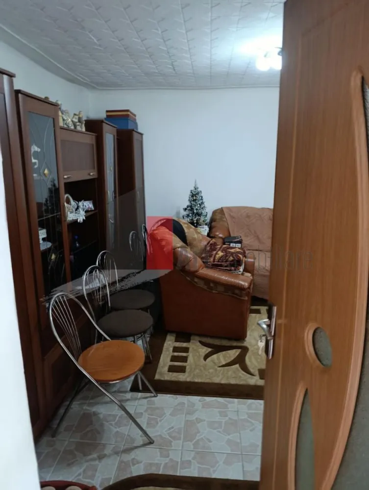 Casă individuală Voluntari - Vă propunem spre vânzare o casă individuală situată într-o zonă excelentă și extrem de accesibilă din Voluntari, județul Ilfov Proprietatea este ideală pentru o familie care își dorește confortul unei curți proprii, într-o locație conectată rapid la polul de business din Nordul Capitalei și la principalele artere rutiere.
## 📐 Detalii Proprietate & Compartimentare

* Suprafață totală casă: 74 mp
* Suprafață teren: 282 mp (curte generoasă)
* An construcție: 1979
* Structură: Bolțari, casă complet izolată termic pe exterior
* Compartimentare (Semidecomandată): Dormitor, sufragerie luminoasă, hol, bucătărie și baie.

## 💎 Dotări & Îmbunătățiri

* Confort termic: Centrală termică proprie (încălzire eficientă) + izolație exterioară.
* Finisaje: Ferestre cu geam termopan, gresie și faianță.
* Curte și anexe: Curtea dispune de 2 magazii utile pentru depozitare și un loc de parcare acoperit.

## 🔌 Utilități Complete
Casa este complet branșată la toate rețelele edilitare:

* Gaz / Gaze naturale
* Apă curentă
* Canalizare
* Curent electric

## 📍 Poziționare & Facilități în Zonă
Proprietatea beneficiază de o locație strategică, oferind acces facil către punctele de interes major:

* Imediat în vecinătate: Lipită de o clinică medicală; restaurant și magazine alimentare la colțul străzii.
* Transport în comun: Stație de autobuz chiar la capătul străzii.
* Conexiuni urbane: Acces extrem de rapid către intersecția Fundeni - Colentina și către zona de Nord (Pipera, Băneasa).
* Noduri rutiere: Acces facil către Autostrada A3, Centura București și viitoarea autostradă A0 prin nodul rutier Afumați.

------------------------------
📄 Acte la zi. Pentru mai multe detalii, fotografii sau pentru a programa o vizionare, nu ezitați să mă contactați!