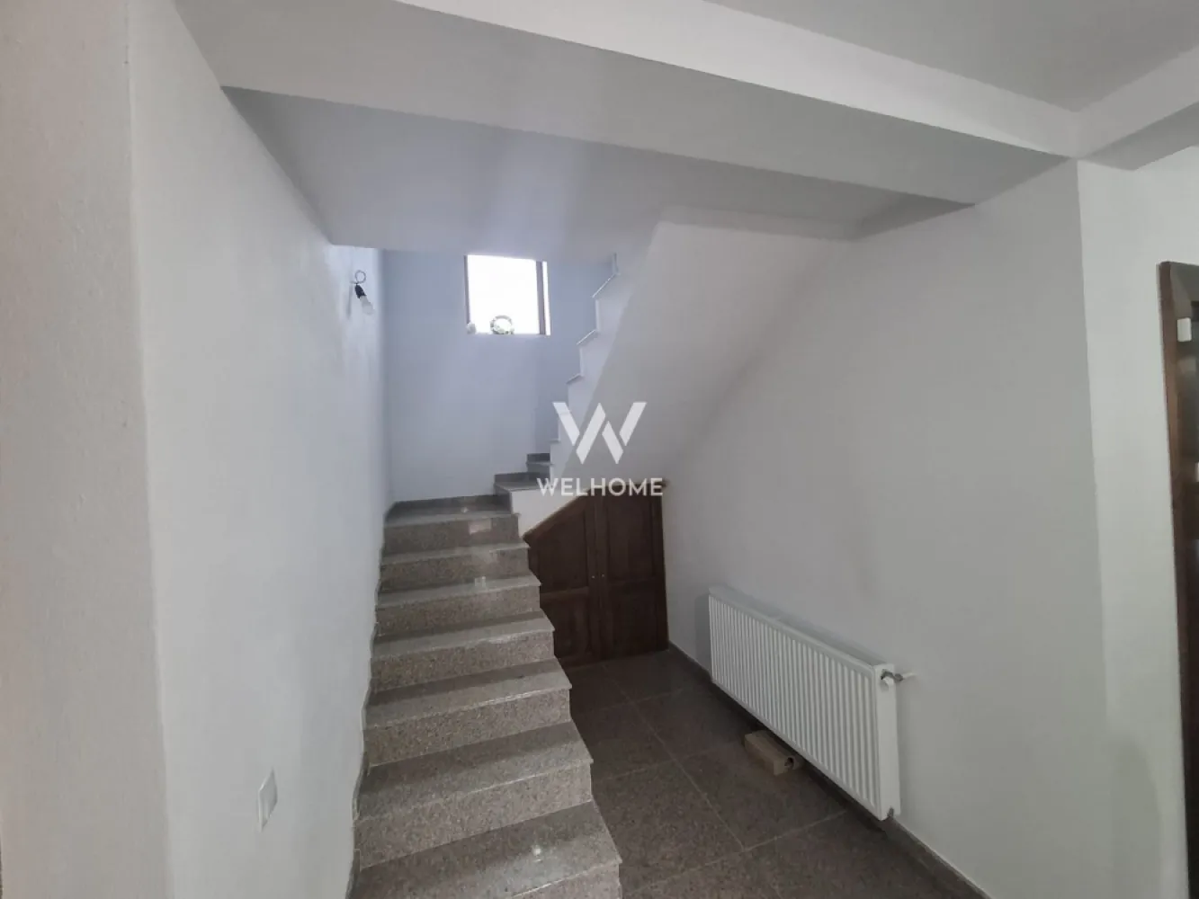 Casa individuala spatioasa - Poplaca - Sibiu - Va propunem spre vanzare o casa individuala situata in Poplaca, strada Principala, la doar 6 KM de Sibiu.

Se vinde mobilata si utilata, exact ca in poze

Suprafata 133 mp utili dispusa astfel: pivnita-38 mp, parter 66.17 mp si etaj 67.07 mp.
Compartimentare: Parter: hol, living, bucatarie, baie,
 Etaj: 3 dormitoare, baie, hol, dressing.
Suprafata teren - 710 mp
Peste etaj este turnata placa de beton, spatiul fiind pregatit pentru mansardare.
Casa este locuibila. Necesita finisarea spatilor ramase nefinisate.

Incalzirea se realizeaza cu centrala pe lemne si calorifere

In curte mai exista o casa batraneasca care necesita demolare/reabilitare.

Pret: 164000 euro
