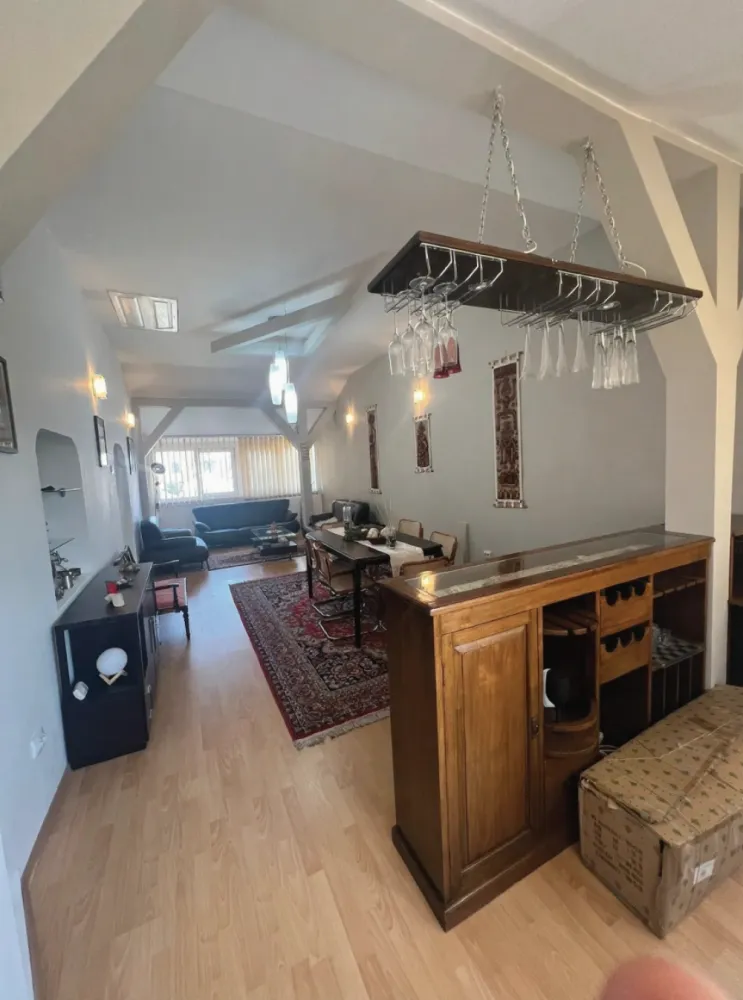 Apartament spatios cu scara interioara – 5 camere – 138 mp – zona Siretului, Sibiu- COMISION 0% CUMPARATOR - Situat intr-o zona bine conectata de pe Calea Cisnadiei, acest apartament la etajul 4 cu scara interioara ofera confort, spatiu generos si lumina naturala din plin. Nivelul 1:LivingDormitor luminosBaie cu cada si geam pentru aerisireDebara practicaNivelul 2:Living spatios 40 mp – ideal pentru relaxare sau spatiu multifunctionalBirou – perfect pentru work from homeDormitor cu acces la balconBalcon 6 mpBaie cu cabina de dus si geam pentru aerisireDotari:Pivnita de 10 mpBucatarie: mobilata, utilataMobilatUsa intrare din metalUsi interioare din lemnTamplarie ferestre pvc, termopanPereti cu vopsea lavabila, faiantaParchet, gresieIncalzire prin intermediul unei centrale proprii si calorifereDispune de sistem de climatizare (A.C.).Utilitati: curent electric, apa, canalizare, gaz, cablu tv, telefon, acces internet, fibra opticaNu necesita izolatii, intrucat peretii au o grosime de 50 cmContorizare: apometre, contor gaz, contor curent electric, contorizare separataCaracteristici bloc: interfon, acoperisApartamentul se vinde mobilat&nbsp;si utilat cu: aragaz, cuptor, hota, masina de spalat rufe, frigider cu congelator, cuptor cu microunde. Etajul 4/4 – liniste deplina si vedere frumoasa. Amplasare excelenta – acces rapid catre oras, fara aglomeratia din zonele noi. Ideal pentru o familie sau pentru cei care vor un spatiu de locuit aerisit si bine impartit. &nbsp; Contacteaza-ne pentru mai multe detalii si pentru a programa o vizionare!