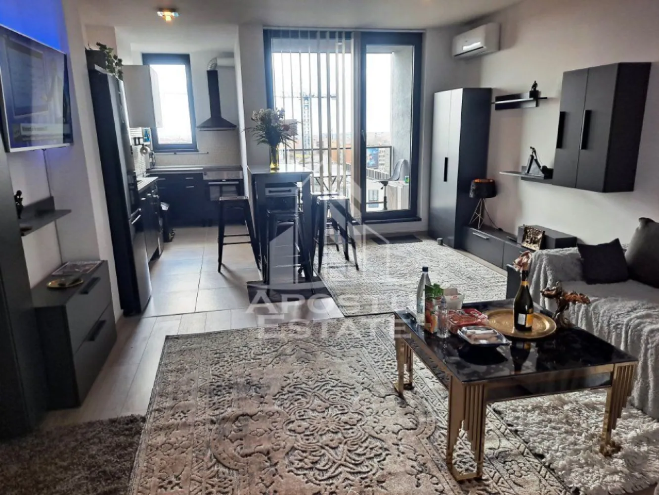 Apartament cu 2 camere, open space, zona Take Ionescu (ISHO) - APOSTU ESTATE va propune spre inchiriere un apartament cu 2 camere, confort 1, open space, situat la etajul 14/20, zona Take Ionescu (ISHO)

Imobilul se intinde pe o suprafata utila de 58 mp si este compartimentat astfel:

- hol de acces

- living

- 1 dormitor spatios

- bucatarie open space

- baie

- balcon deschis

Confortul termic se realizeaza prin intermediul centralei pe imobil si a aparatului de aer conditionat. Smart home system pentru reglare temperaturi. Incalzire este prin pardoseala.

Toate electrocasnicele sunt de cea mai inalta calitate iar mobila este de la Rovere.

Vecinatati:

- Mega Image

- Prospero

- IPJ Timis

- Piata Badea Cartan

Nu se accepta animale de companie si sa se fumeze in incinta imobilului.

Va asteptam cu drag la o vizionare!
Disponibil din 01.10.2026
ID intern: CP3182169!