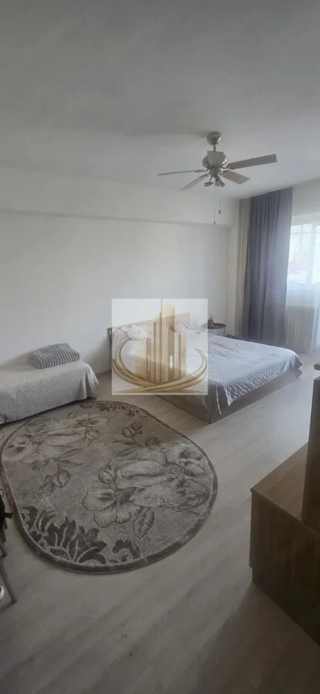 Ap Decomandat cu 1 Cameră | 38 mp | Etaj Intermediar | Soarelui - Echipa Grand Mobilis Imobiliare vă propune spre vânzare un apartament cu 1 cameră, decomandat, situat în Zona Soarelui, una dintre cele mai căutate și bine cotate zone rezidențiale din Timișoara, apreciată atât pentru calitatea vieții, cât și pentru potențialul investițional ridicat.

Cu o suprafață generoasă de 38 mp, apartamentul este amplasat la etajul 4 din 8 al unui bloc construit după anul 2000, dotat cu lift, și se remarcă prin compartimentarea eficientă, luminozitatea naturală și poziționarea excelentă.

Proprietatea se vinde complet mobilată și utilată, fiind pregătită pentru utilizare imediată, fără a necesita investiții suplimentare. Mai mult, apartamentul este în prezent ocupat de chiriași, existând posibilitatea preluării acestora, ceea ce oferă viitorului proprietar avantajul unei investiții care generează venit încă din prima zi.

Poziția reprezintă unul dintre cele mai importante atuuri ale proprietății. În imediata apropiere regăsim centre comerciale, magazine, piață, școli, grădinițe, parcuri, ștranduri, restaurante, cafenele, săli de fitness și mijloace de transport în comun cu acces rapid către toate zonele orașului. Totodată, accesul către centrele universitare, spitale și principalele puncte de interes ale Timișoarei este facil și rapid.

Confortul termic este asigurat prin intermediul sistemului de termoficare, ceea ce contribuie la costuri reduse de întreținere. Pentru cei care își doresc independență energetică, există și posibilitatea montării unei centrale termice proprii.

Datorită amplasării excelente, apartamentul este ideal atât pentru locuire, cât și pentru investiție. Poate reprezenta alegerea perfectă pentru un student, un tânăr profesionist sau un cuplu aflat la început de drum, iar pentru investitori oferă avantajul unei zone cu cerere constantă la închiriere și randamente atractive.

O proprietate care îmbină perfect confortul unei locuințe bine poziționate cu siguranța unei investiții profitabile într-una dintre cele mai dorite zone ale Timișoarei.

Preț: 79.900 €

Pentru mai multe detalii sau programarea unei vizionări, echipa Grand Mobilis Imobiliare vă stă cu drag la dispoziție!