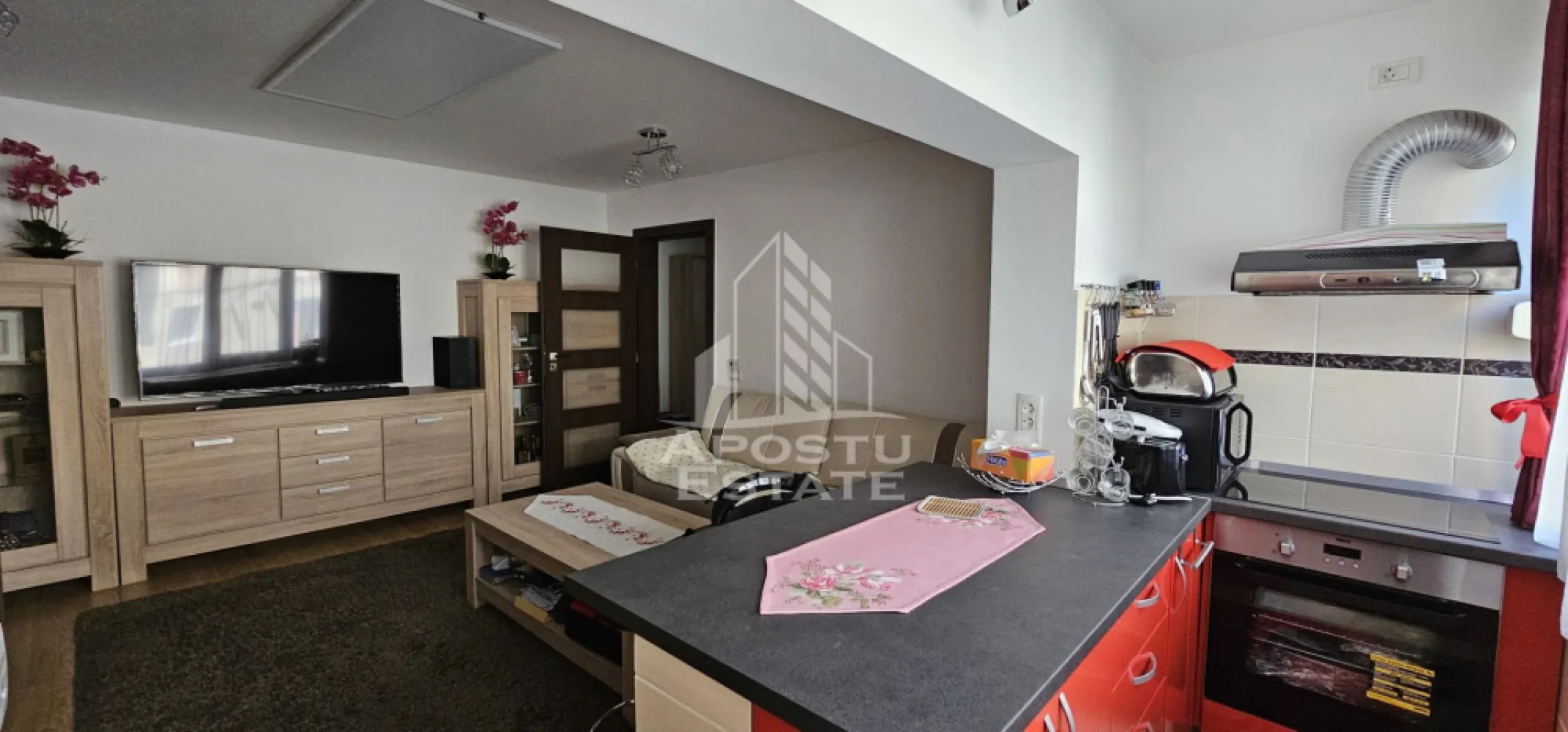 Apartament 2 camere de vânzare, zona Aradului, Timisoara - Agentia imobiliara APOSTU ESTATE va propune spre vanzare un apartament cu 2 camere transformat in 3 semidecomandat, parter inalt/4, situat in zona Aradului din Timisoara, judetul Timis.
Apartamentul este amplasat la parterul inalt al unui imobil construit in 1981 si are o suprafata utila de 53 mp plus balcon inchis.
De asemea detine o boxa inalta la subsol pentru depozitare, intrarea se face prin dormitor.
Confortul termic se realizeaza prin intermediul panourilor electrice radiante.
Compartimentare:
-hol de acces
- living cu bucatarie/zona de gatit in balcon
-camera
-dormitor cu acces catre boxa subsol
-hol de trecere
- baie cu cada si geam de aerisire
Îmbunătățiri aduse de către proprietar:
-renovat integral
-curent trifazic
-instalație incalzire cu panouri SunJoy, boiler 80l
-coloana separată de scurgere
-termostat in fiecare incapere
-termopane Salamander cu 7 camere si 3 foi de sticla, rulouri
Proprietatea se vinde mobilata si este o varianta ideala pentru familii, cuplu, investitie sau pentru activitati comerciale.
Vecinatati: Scoala generala nr.7 la 6 min cu masina, mijloace de transport in comun,magazine,banci,farmacii la 4 min de mers pe jos, Omv Aradului la 4 min cu masina, Iulius Mall la 5 min cu masina, Piata Unirii la 9 min cu masina, Universitatea de stiinte agricole la 7 min cu masina.
Agentia imobiliara Apostu Estate va ofera consultanta bancara gratuita prin intermediul colaboratorilor nostri pentru alegerea celui mai potrivit tip de credit, astfel incat tu sa devi noul proprietar al acestui apartament.
Va asteptam cu drag la o vizionare!
Id Intern: CP3149528
