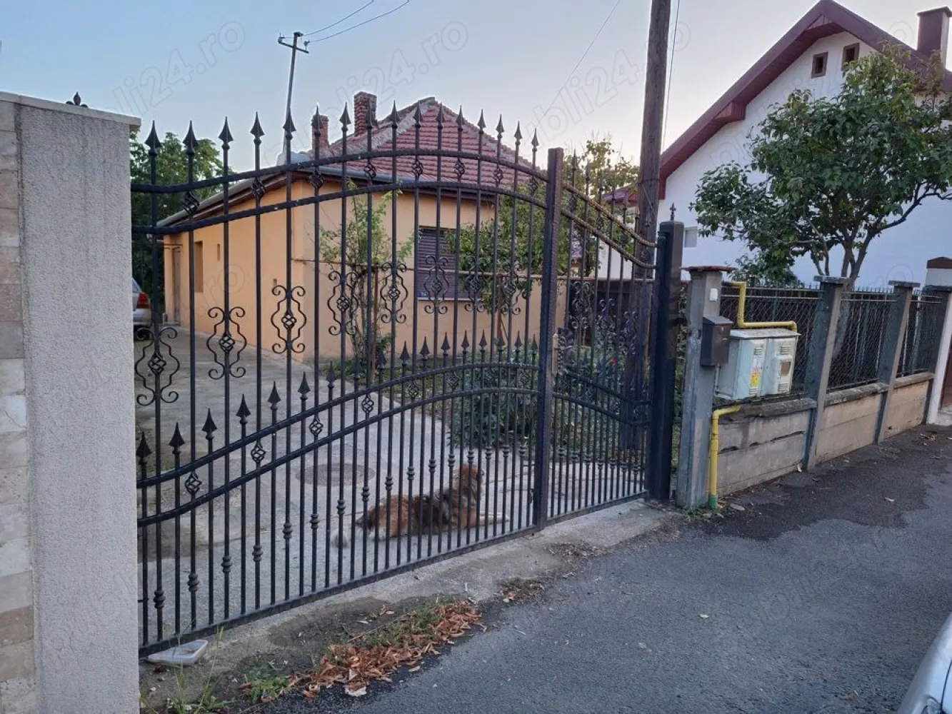 Casa Str. Liviu Rebreanu, zona Titulescu - Agenția BRASADAS vinde casa constructie veche dar ocupabila pe un teren de aproximativ 473mp, ingradit.
Racordata la toate utilitatile cu intrare auto, curte betonata partial, in spate gradina.
2 camere + camara, spais.
Pentru mai multe oferte accesați www.brasadas.com.
