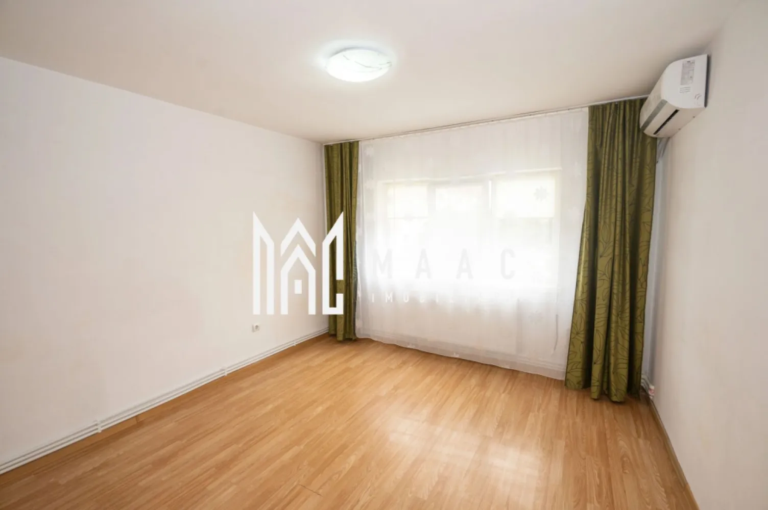GARSONIERA| ETAJ 2| CENTRALA TERMICA| ZONA NORD - Maac Imobiliare vă propune spre vânzare o garsonieră situată într-o zonă apreciată a municipiului Râmnicu Vâlcea – Cartier Nord, Strada Rapsodiei

Proprietatea este amplasată la etajul 2 intr-un imobil cu 4 etaje și dispune de o suprafață de 32 mp. Garsoniera este decomandată, oferind un spațiu bine compartimentat și confortabil.

Dotări și beneficii:
Centrală termică proprie
Aer condiționat
Bloc cu regim redus de înălțime
Etaj intermediar
Se vinde nemobilată, oferind posibilitatea amenajării după propriul gust

Preț vânzare: 49.900 €

Pentru mai multe detalii și programarea unei vizionări, vă invităm să contactați Maac Imobiliare CP3181861