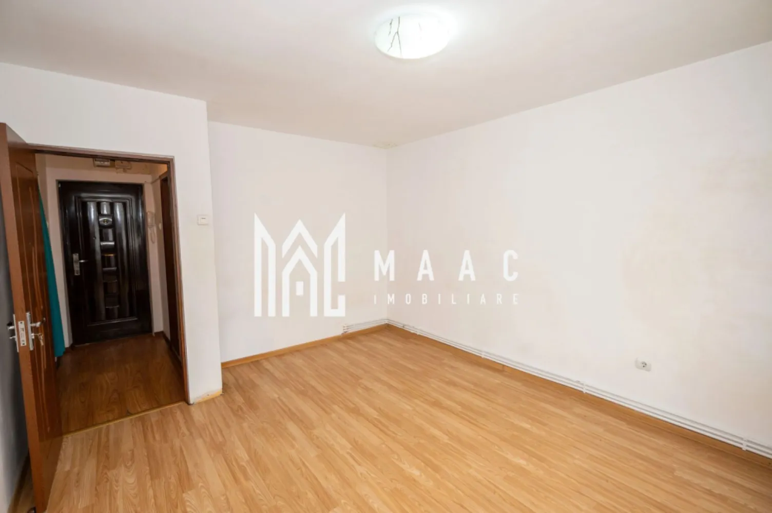 GARSONIERA| ETAJ 2| CENTRALA TERMICA| ZONA NORD - Maac Imobiliare vă propune spre vânzare o garsonieră situată într-o zonă apreciată a municipiului Râmnicu Vâlcea – Cartier Nord, Strada Rapsodiei

Proprietatea este amplasată la etajul 2 intr-un imobil cu 4 etaje și dispune de o suprafață de 32 mp. Garsoniera este decomandată, oferind un spațiu bine compartimentat și confortabil.

Dotări și beneficii:
Centrală termică proprie
Aer condiționat
Bloc cu regim redus de înălțime
Etaj intermediar
Se vinde nemobilată, oferind posibilitatea amenajării după propriul gust

Preț vânzare: 49.900 €

Pentru mai multe detalii și programarea unei vizionări, vă invităm să contactați Maac Imobiliare CP3181861