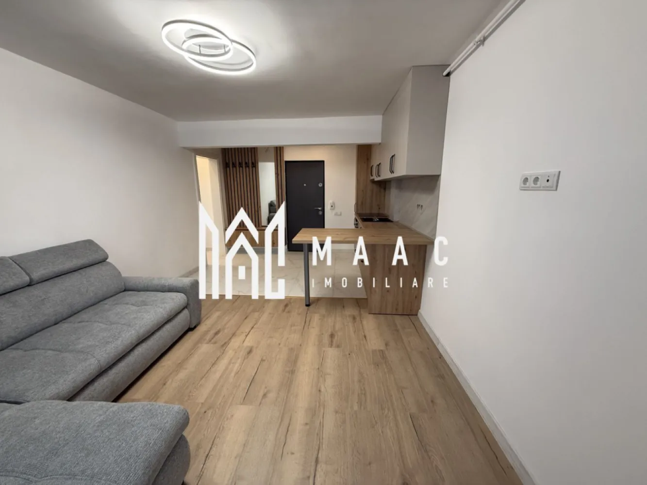 Apartament 2 camere | Mobilat modern | Parter | Lazaret - MAAC Imobiliare vă propune spre vânzare un apartament dintr-un proiect rezidențial modern, situat în zona Lazaret, ideal pentru locuit sau investiție.

Caracteristici:
Suprafață utilă: 42 mp
Situat la parter înalt
Bloc cu regim de înălțime P+4 etaje
Imobil izolat termic
Dotat cu lift
Încălzire prin calorifere, cu centrală termică proprie
Toate instalațiile electrice și sanitare sunt noi
Apartamentul se vinde complet mobilat și utilat, exact ca în poze

Compartimentare:
Hol de intrare
Zonă de bucătărie open space cu living, spațiu luminos și modern
Hol secundar
Baie dotată cu cabină de duș
Dormitor matrimonial bine delimitat

Avantaje:
Apartament nou, gata de mutare
Finisaje moderne și materiale de calitate
Ideal atât pentru locuință personală, cât și pentru investiție.

Pentru mai multe detalii precizati telefonic ca ati vazut anuntul cu ID: CP2861403