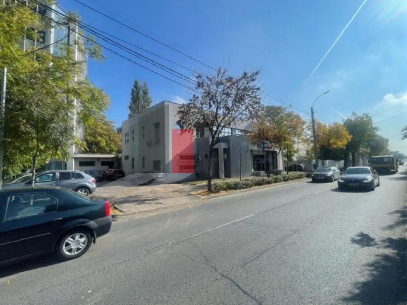 Spatiu comercial de inchiriat in Bucurestii Noi - Oportunitate Rara - Comision 0 - Clădire emblematică în Bucureștii Noi – spațiu comercial de mari dimensiuni, disponibil pentru închiriere - Fara Comision / 0

Proprietate rar disponibilă pe piață, situată într-una dintre cele mai recunoscute clădiri din Bucureștii Noi, poziționată strategic într-un punct cu trafic pietonal și rutier ridicat. Imobilul reprezintă un reper al cartierului, fiind cunoscut de locuitori de peste 15 ani datorită funcționării sale continue ca sediu bancar. Vizibilitatea, notorietatea și poziționarea conferă spațiului o valoare comercială superioară, greu de găsit în zona de Nord-Vest a Capitalei.

Caracteristici generale ale proprietății

Clădirea este amplasată pe un teren de 1.292 mp, având o amprentă la sol de 473 mp și o suprafață desfășurată totală de 1.249 mp.
Construcția este dezvoltată pe trei niveluri – subsol, parter și etaj – toate utile, funcționale și compartimentate pentru activități diverse.

Datorită configurației, imobilul poate acomoda cu succes:
supermarket, clinici medicale, hub de birouri, showroom, unitate bancară, restaurant, sediu corporate, centru educațional, laborator, spațiu logistic ușor sau mix funcțional.

Detalierea suprafețelor și compartimentărilor
SUBSOL – 295 mp

Conceput pentru activități ce necesită securitate, depozitare sau subdivizări multiple. Include:

10 camere utilizabile individual;

spații tehnice și anexe funcționale;

coridoare generoase de circulație;

cameră tezaur construită la standarde bancare;

spațiu dedicat casetelor de valori, configurat pentru activități cu cerințe speciale de securitate.

Ideal pentru: arhivă, depozit logistic, laborator, zona tehnică, camere server, spații auxiliare.

PARTER – 368 mp

Nivel cu potențial comercial maxim, datorită vizibilității și accesului direct din bulevard. Cuprinde:

9 camere și încăperi ce pot fi adaptate în funcție de activitate;

zone de acces și fluxuri bine definite;

grupuri sanitare;

garaj integrat cu acces direct;

casa scării poziționată eficient, facilitând circulația între niveluri.

Parterul este potrivit pentru orice funcțiune cu contact direct cu publicul, având flux pietonal constant și posibilitate de vitrină extinsă.

ETAJ – 263 mp

Zona ideală pentru operaționale, birouri sau servicii. Structurat în:

7 camere spațioase;

încăperi anexe;

grupuri sanitare;

holuri ample, ce permit reorganizarea circulației interioare.

Poate fi transformat ușor într-o zonă administrativă, birouri pentru echipe, cabinete sau spații de lucru open-space.

Teren, acces și facilități exterioare

Parcare proprie, poziționată lateral, cu acces facil din bulevard.

În partea din spate a proprietății se află o suprafață generoasă ce poate fi amenajată în funcție de necesități:

extindere parcare,

zonă de încărcare/descărcare,

terasă pentru restaurant sau cafenea,

spațiu tehnic sau zonă verde.

Lotul permite extindere funcțională și personalizare în funcție de interesele chiriașului.

Conditii inchiriere:

O chirie + doua garantii

Nu se percepe comision
