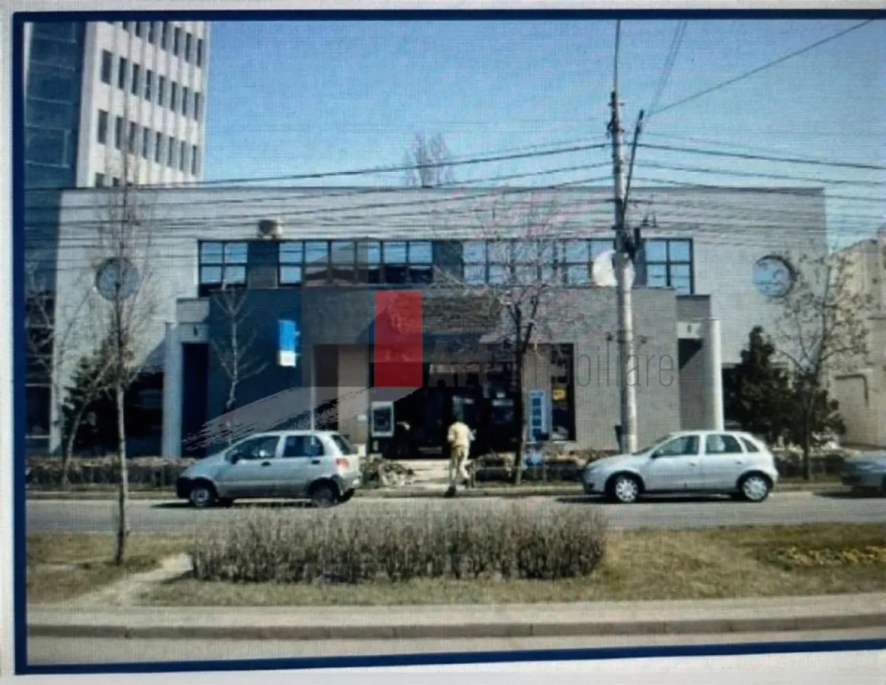 Spatiu comercial de inchiriat in Bucurestii Noi - Oportunitate Rara - Comision 0 - Clădire emblematică în Bucureștii Noi – spațiu comercial de mari dimensiuni, disponibil pentru închiriere - Fara Comision / 0

Proprietate rar disponibilă pe piață, situată într-una dintre cele mai recunoscute clădiri din Bucureștii Noi, poziționată strategic într-un punct cu trafic pietonal și rutier ridicat. Imobilul reprezintă un reper al cartierului, fiind cunoscut de locuitori de peste 15 ani datorită funcționării sale continue ca sediu bancar. Vizibilitatea, notorietatea și poziționarea conferă spațiului o valoare comercială superioară, greu de găsit în zona de Nord-Vest a Capitalei.

Caracteristici generale ale proprietății

Clădirea este amplasată pe un teren de 1.292 mp, având o amprentă la sol de 473 mp și o suprafață desfășurată totală de 1.249 mp.
Construcția este dezvoltată pe trei niveluri – subsol, parter și etaj – toate utile, funcționale și compartimentate pentru activități diverse.

Datorită configurației, imobilul poate acomoda cu succes:
supermarket, clinici medicale, hub de birouri, showroom, unitate bancară, restaurant, sediu corporate, centru educațional, laborator, spațiu logistic ușor sau mix funcțional.

Detalierea suprafețelor și compartimentărilor
SUBSOL – 295 mp

Conceput pentru activități ce necesită securitate, depozitare sau subdivizări multiple. Include:

10 camere utilizabile individual;

spații tehnice și anexe funcționale;

coridoare generoase de circulație;

cameră tezaur construită la standarde bancare;

spațiu dedicat casetelor de valori, configurat pentru activități cu cerințe speciale de securitate.

Ideal pentru: arhivă, depozit logistic, laborator, zona tehnică, camere server, spații auxiliare.

PARTER – 368 mp

Nivel cu potențial comercial maxim, datorită vizibilității și accesului direct din bulevard. Cuprinde:

9 camere și încăperi ce pot fi adaptate în funcție de activitate;

zone de acces și fluxuri bine definite;

grupuri sanitare;

garaj integrat cu acces direct;

casa scării poziționată eficient, facilitând circulația între niveluri.

Parterul este potrivit pentru orice funcțiune cu contact direct cu publicul, având flux pietonal constant și posibilitate de vitrină extinsă.

ETAJ – 263 mp

Zona ideală pentru operaționale, birouri sau servicii. Structurat în:

7 camere spațioase;

încăperi anexe;

grupuri sanitare;

holuri ample, ce permit reorganizarea circulației interioare.

Poate fi transformat ușor într-o zonă administrativă, birouri pentru echipe, cabinete sau spații de lucru open-space.

Teren, acces și facilități exterioare

Parcare proprie, poziționată lateral, cu acces facil din bulevard.

În partea din spate a proprietății se află o suprafață generoasă ce poate fi amenajată în funcție de necesități:

extindere parcare,

zonă de încărcare/descărcare,

terasă pentru restaurant sau cafenea,

spațiu tehnic sau zonă verde.

Lotul permite extindere funcțională și personalizare în funcție de interesele chiriașului.

Conditii inchiriere:

O chirie + doua garantii

Nu se percepe comision