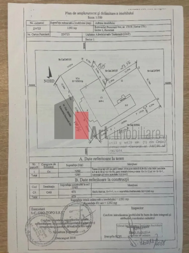 Spatiu comercial de inchiriat in Bucurestii Noi - Oportunitate Rara - Comision 0 - Clădire emblematică în Bucureștii Noi – spațiu comercial de mari dimensiuni, disponibil pentru închiriere - Fara Comision / 0

Proprietate rar disponibilă pe piață, situată într-una dintre cele mai recunoscute clădiri din Bucureștii Noi, poziționată strategic într-un punct cu trafic pietonal și rutier ridicat. Imobilul reprezintă un reper al cartierului, fiind cunoscut de locuitori de peste 15 ani datorită funcționării sale continue ca sediu bancar. Vizibilitatea, notorietatea și poziționarea conferă spațiului o valoare comercială superioară, greu de găsit în zona de Nord-Vest a Capitalei.

Caracteristici generale ale proprietății

Clădirea este amplasată pe un teren de 1.292 mp, având o amprentă la sol de 473 mp și o suprafață desfășurată totală de 1.249 mp.
Construcția este dezvoltată pe trei niveluri – subsol, parter și etaj – toate utile, funcționale și compartimentate pentru activități diverse.

Datorită configurației, imobilul poate acomoda cu succes:
supermarket, clinici medicale, hub de birouri, showroom, unitate bancară, restaurant, sediu corporate, centru educațional, laborator, spațiu logistic ușor sau mix funcțional.

Detalierea suprafețelor și compartimentărilor
SUBSOL – 295 mp

Conceput pentru activități ce necesită securitate, depozitare sau subdivizări multiple. Include:

10 camere utilizabile individual;

spații tehnice și anexe funcționale;

coridoare generoase de circulație;

cameră tezaur construită la standarde bancare;

spațiu dedicat casetelor de valori, configurat pentru activități cu cerințe speciale de securitate.

Ideal pentru: arhivă, depozit logistic, laborator, zona tehnică, camere server, spații auxiliare.

PARTER – 368 mp

Nivel cu potențial comercial maxim, datorită vizibilității și accesului direct din bulevard. Cuprinde:

9 camere și încăperi ce pot fi adaptate în funcție de activitate;

zone de acces și fluxuri bine definite;

grupuri sanitare;

garaj integrat cu acces direct;

casa scării poziționată eficient, facilitând circulația între niveluri.

Parterul este potrivit pentru orice funcțiune cu contact direct cu publicul, având flux pietonal constant și posibilitate de vitrină extinsă.

ETAJ – 263 mp

Zona ideală pentru operaționale, birouri sau servicii. Structurat în:

7 camere spațioase;

încăperi anexe;

grupuri sanitare;

holuri ample, ce permit reorganizarea circulației interioare.

Poate fi transformat ușor într-o zonă administrativă, birouri pentru echipe, cabinete sau spații de lucru open-space.

Teren, acces și facilități exterioare

Parcare proprie, poziționată lateral, cu acces facil din bulevard.

În partea din spate a proprietății se află o suprafață generoasă ce poate fi amenajată în funcție de necesități:

extindere parcare,

zonă de încărcare/descărcare,

terasă pentru restaurant sau cafenea,

spațiu tehnic sau zonă verde.

Lotul permite extindere funcțională și personalizare în funcție de interesele chiriașului.

Conditii inchiriere:

O chirie + doua garantii

Nu se percepe comision