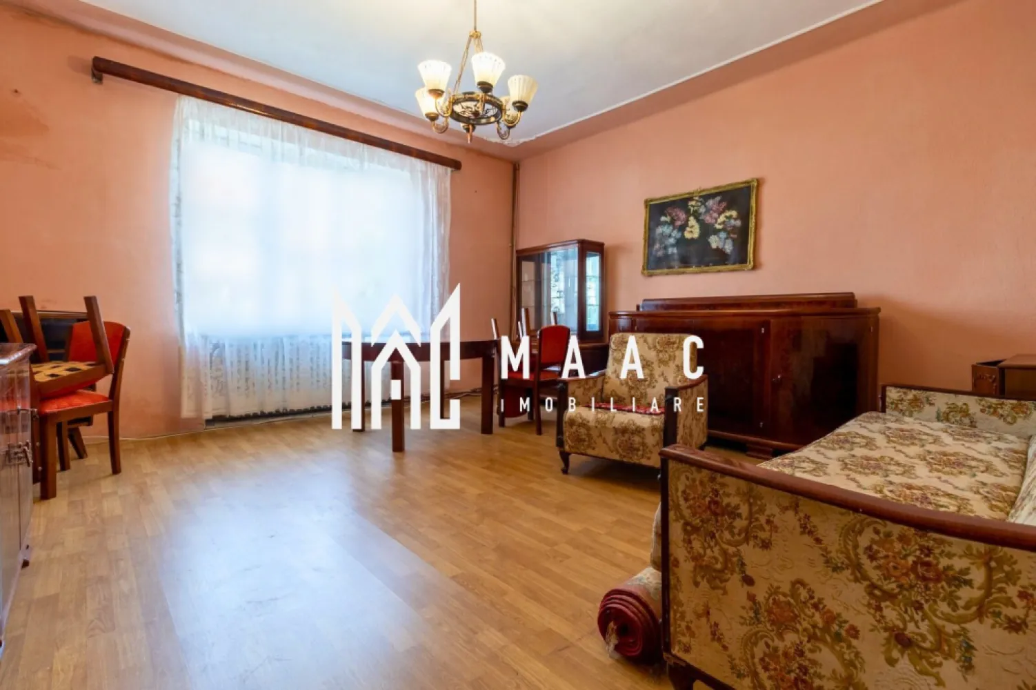 Casa 3 camere I Teren 548 mp I Garaj I Zona Trei Stejari - Propunem spre vanzare o casa tip duplex situata pe un teren de 548mp ,in zona Trei stejari. Proprietatea , cu regim de inaltime S+P+E+P, are in componenta: la parter (72mpu)-living, hol de acces, bucatarie inchisa cu debara, baie, terasa, casa scarii; la etaj (66mpu): 2 dormitoare spatioase, baie, balcon, acces la podul inalt. La subsol (49mp): 2 incaperi pentru depozitare, o debara si 2 holuri. Curtea este generoasa, cu acces auto, garaj si o anexa in care este amenajat un apartament micut pentru oaspeti. Incalzirea se face cu centrala (lemne / gaz) si calorifere. Casa necesita modernizare. Se preda nemobilata/neutilata. Disponibila imediat. Zona este selecta, linistita, cu excelent potential imobiliar. Pentru mai multe detalii precizati telefonic ca ati vazut anuntul cu ID: CP2025742