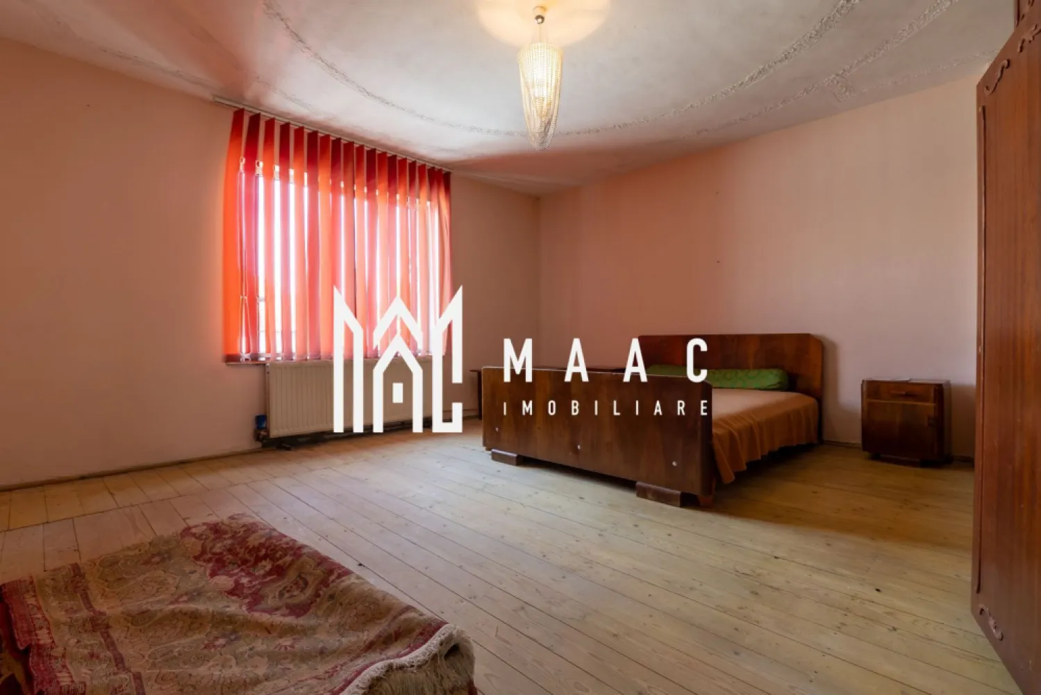 Casa 3 camere I Teren 548 mp I Garaj I Zona Trei Stejari - Propunem spre vanzare o casa tip duplex situata pe un teren de 548mp ,in zona Trei stejari. Proprietatea , cu regim de inaltime S+P+E+P, are in componenta: la parter (72mpu)-living, hol de acces, bucatarie inchisa cu debara, baie, terasa, casa scarii; la etaj (66mpu): 2 dormitoare spatioase, baie, balcon, acces la podul inalt. La subsol (49mp): 2 incaperi pentru depozitare, o debara si 2 holuri. Curtea este generoasa, cu acces auto, garaj si o anexa in care este amenajat un apartament micut pentru oaspeti. Incalzirea se face cu centrala (lemne / gaz) si calorifere. Casa necesita modernizare. Se preda nemobilata/neutilata. Disponibila imediat. Zona este selecta, linistita, cu excelent potential imobiliar. Pentru mai multe detalii precizati telefonic ca ati vazut anuntul cu ID: CP2025742