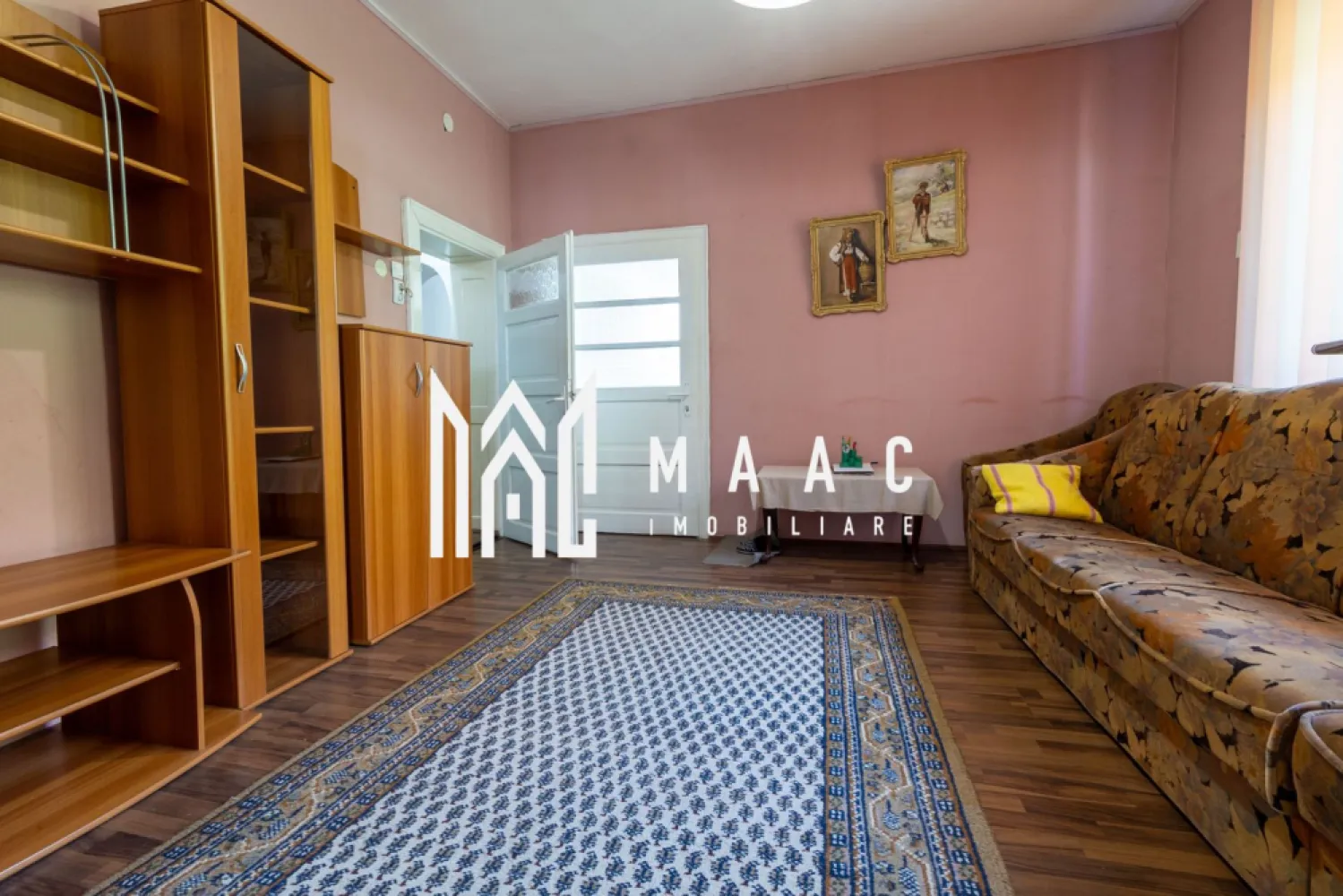 Casa 3 camere I Teren 548 mp I Garaj I Zona Trei Stejari - Propunem spre vanzare o casa tip duplex situata pe un teren de 548mp ,in zona Trei stejari. Proprietatea , cu regim de inaltime S+P+E+P, are in componenta: la parter (72mpu)-living, hol de acces, bucatarie inchisa cu debara, baie, terasa, casa scarii; la etaj (66mpu): 2 dormitoare spatioase, baie, balcon, acces la podul inalt. La subsol (49mp): 2 incaperi pentru depozitare, o debara si 2 holuri. Curtea este generoasa, cu acces auto, garaj si o anexa in care este amenajat un apartament micut pentru oaspeti. Incalzirea se face cu centrala (lemne / gaz) si calorifere. Casa necesita modernizare. Se preda nemobilata/neutilata. Disponibila imediat. Zona este selecta, linistita, cu excelent potential imobiliar. Pentru mai multe detalii precizati telefonic ca ati vazut anuntul cu ID: CP2025742