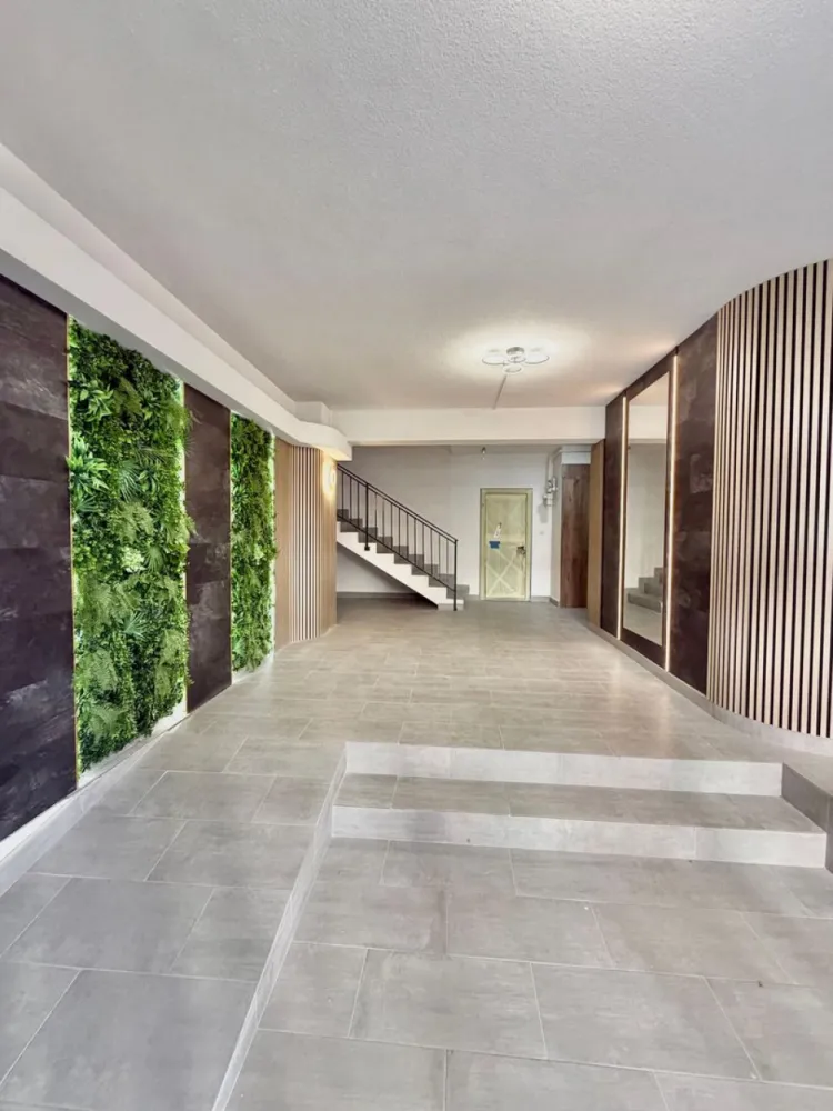 Garsoniera decomandata - Mutare imediata Militari Residence - **TVA INCLUS**

Vă prezentăm o garsonieră modernă, situată în cartierul Militari Residence, într-un imobil nou cu regim de înălțime P+6, ideală pentru locuit sau investiție.

Proprietatea este poziționată la un etaj intermediar și este complet finalizată, fiind disponibilă pentru mutare imediată.

Detalii proprietate:

* Tip: Garsonieră
* Etaj: 4
* Stare: Finalizată, gata de mutare
* Locație: Militari Residence

Avantaje:

* Bloc nou, construit cu materiale de calitate, ce oferă un nivel ridicat de confort și durabilitate
* Amplasare excelentă, cu acces rapid la mijloacele de transport în comun
* Apropiere de școli, centre comerciale, supermarketuri și mall-uri
* Zonă liniștită, potrivită atât pentru locuit, cât și pentru investiție

Această proprietate reprezintă o oportunitate bună pentru cei care caută o locuință accesibilă, într-o zonă în plină dezvoltare.

Pentru mai multe informații sau pentru programarea unei vizionări, vă stăm la dispoziție.