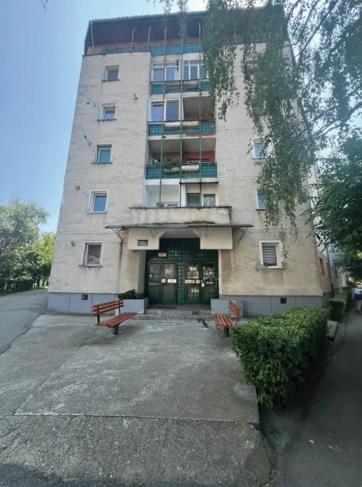 Apartament spatios cu scara interioara – 5 camere – 138 mp – zona Siretului, Sibiu- COMISION 0% CUMPARATOR - Situat intr-o zona bine conectata de pe Calea Cisnadiei, acest apartament la etajul 4 cu scara interioara ofera confort, spatiu generos si lumina naturala din plin. Nivelul 1:LivingDormitor luminosBaie cu cada si geam pentru aerisireDebara practicaNivelul 2:Living spatios 40 mp – ideal pentru relaxare sau spatiu multifunctionalBirou – perfect pentru work from homeDormitor cu acces la balconBalcon 6 mpBaie cu cabina de dus si geam pentru aerisireDotari:Pivnita de 10 mpBucatarie: mobilata, utilataMobilatUsa intrare din metalUsi interioare din lemnTamplarie ferestre pvc, termopanPereti cu vopsea lavabila, faiantaParchet, gresieIncalzire prin intermediul unei centrale proprii si calorifereDispune de sistem de climatizare (A.C.).Utilitati: curent electric, apa, canalizare, gaz, cablu tv, telefon, acces internet, fibra opticaNu necesita izolatii, intrucat peretii au o grosime de 50 cmContorizare: apometre, contor gaz, contor curent electric, contorizare separataCaracteristici bloc: interfon, acoperisApartamentul se vinde mobilat&nbsp;si utilat cu: aragaz, cuptor, hota, masina de spalat rufe, frigider cu congelator, cuptor cu microunde. Etajul 4/4 – liniste deplina si vedere frumoasa. Amplasare excelenta – acces rapid catre oras, fara aglomeratia din zonele noi. Ideal pentru o familie sau pentru cei care vor un spatiu de locuit aerisit si bine impartit. &nbsp; Contacteaza-ne pentru mai multe detalii si pentru a programa o vizionare!