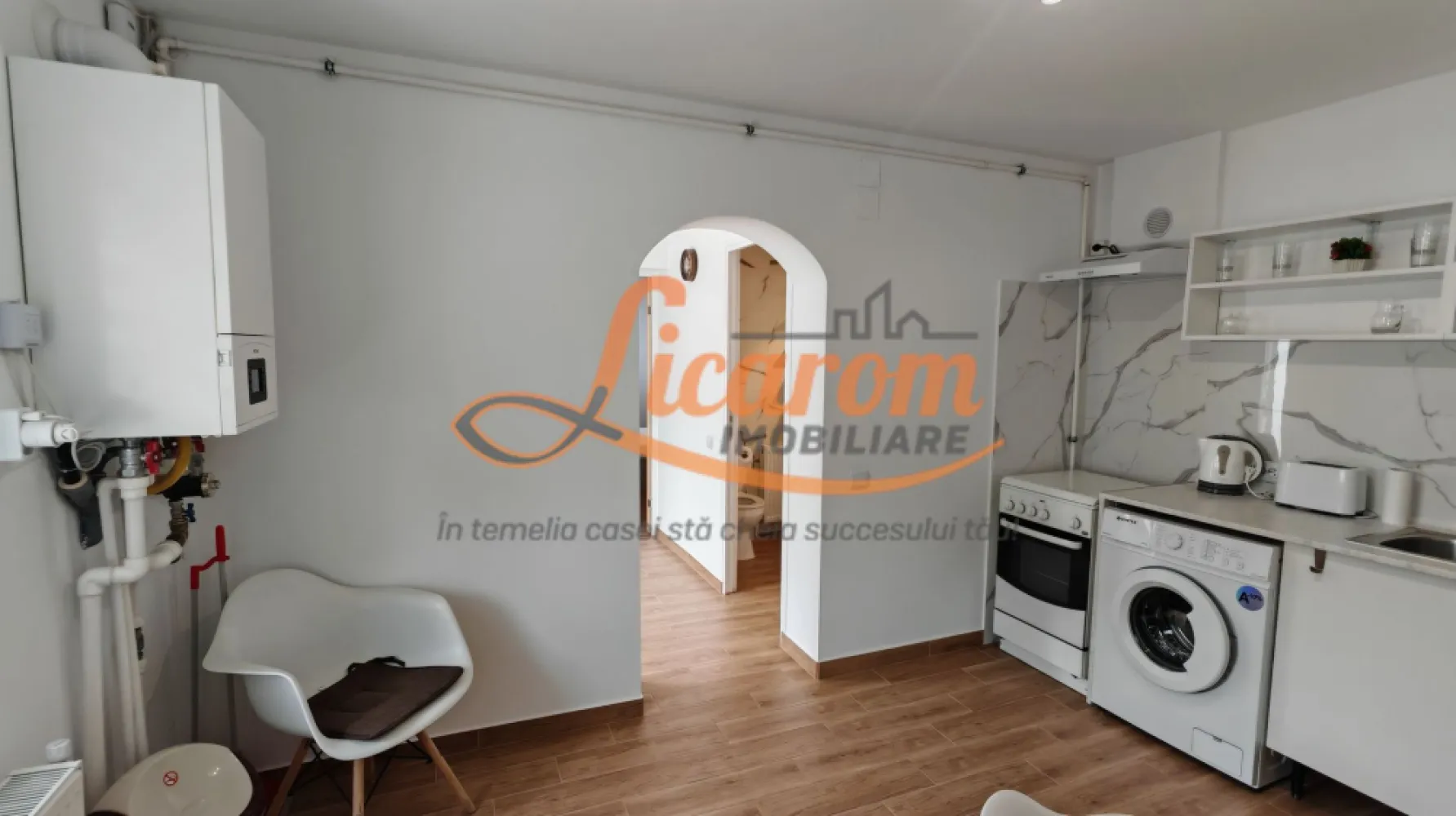 SANPETRU .Casa pretabila 2 familii ( Parinti + copil),singur in curte. - Licarom Imobiliare propune spre vanzare o casa PRETABILA PENTRU 2 FAMILII in zona mediana a localitatii SANPETRU .

Casa este desfasurata pe parter ,partial mansarda si pod liber unde se poate extinde spatiul locativ.

Casa a fost amenajata pentru a fi locuita de 2 familii (mama si fiul) , momentan fiind 2 garsoniere cu 2 intrari din curte , are 2 bai si 2 bucatarii.
Poate fi folosita in acelasi mod sau cu investitii minine se poate extinde in podul casei care este destul de generos.

Casa a fost COMPLET REABILITATA si REAMENAJATA cu toate instalatiile electrice,sanitare si termice schimbate in anul 2025.

Curtea este intima si cocheta si are acces auto.

Proprietatea este LIBERA,DISPONIBILA PENTRU MUTARE IMEDIATA.

Pretul este de 128900 euro.

Pentru tranzactionarea acestei proprietati,agentia percepe comision de 2%.

Pentru mai detalii sau programari la vizionare,nu ezitati sa ne contactati la telefon 0741059397 Consultant imobiliar Calin.
