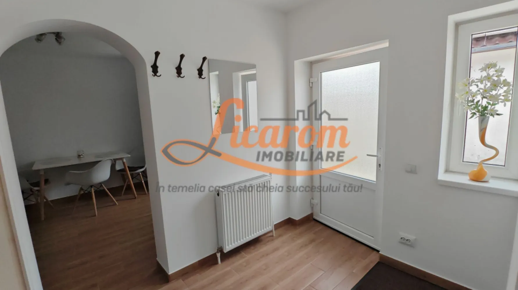 SANPETRU .Casa pretabila 2 familii ( Parinti + copil),singur in curte. - Licarom Imobiliare propune spre vanzare o casa PRETABILA PENTRU 2 FAMILII in zona mediana a localitatii SANPETRU .

Casa este desfasurata pe parter ,partial mansarda si pod liber unde se poate extinde spatiul locativ.

Casa a fost amenajata pentru a fi locuita de 2 familii (mama si fiul) , momentan fiind 2 garsoniere cu 2 intrari din curte , are 2 bai si 2 bucatarii.
Poate fi folosita in acelasi mod sau cu investitii minine se poate extinde in podul casei care este destul de generos.

Casa a fost COMPLET REABILITATA si REAMENAJATA cu toate instalatiile electrice,sanitare si termice schimbate in anul 2025.

Curtea este intima si cocheta si are acces auto.

Proprietatea este LIBERA,DISPONIBILA PENTRU MUTARE IMEDIATA.

Pretul este de 128900 euro.

Pentru tranzactionarea acestei proprietati,agentia percepe comision de 2%.

Pentru mai detalii sau programari la vizionare,nu ezitati sa ne contactati la telefon 0741059397 Consultant imobiliar Calin.
