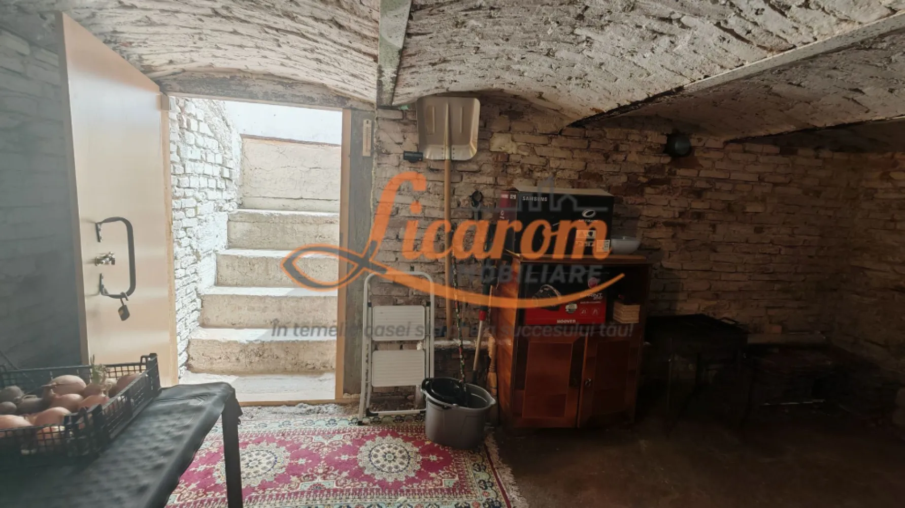 SANPETRU .Casa pretabila 2 familii ( Parinti + copil),singur in curte. - Licarom Imobiliare propune spre vanzare o casa PRETABILA PENTRU 2 FAMILII in zona mediana a localitatii SANPETRU .

Casa este desfasurata pe parter ,partial mansarda si pod liber unde se poate extinde spatiul locativ.

Casa a fost amenajata pentru a fi locuita de 2 familii (mama si fiul) , momentan fiind 2 garsoniere cu 2 intrari din curte , are 2 bai si 2 bucatarii.
Poate fi folosita in acelasi mod sau cu investitii minine se poate extinde in podul casei care este destul de generos.

Casa a fost COMPLET REABILITATA si REAMENAJATA cu toate instalatiile electrice,sanitare si termice schimbate in anul 2025.

Curtea este intima si cocheta si are acces auto.

Proprietatea este LIBERA,DISPONIBILA PENTRU MUTARE IMEDIATA.

Pretul este de 128900 euro.

Pentru tranzactionarea acestei proprietati,agentia percepe comision de 2%.

Pentru mai detalii sau programari la vizionare,nu ezitati sa ne contactati la telefon 0741059397 Consultant imobiliar Calin.