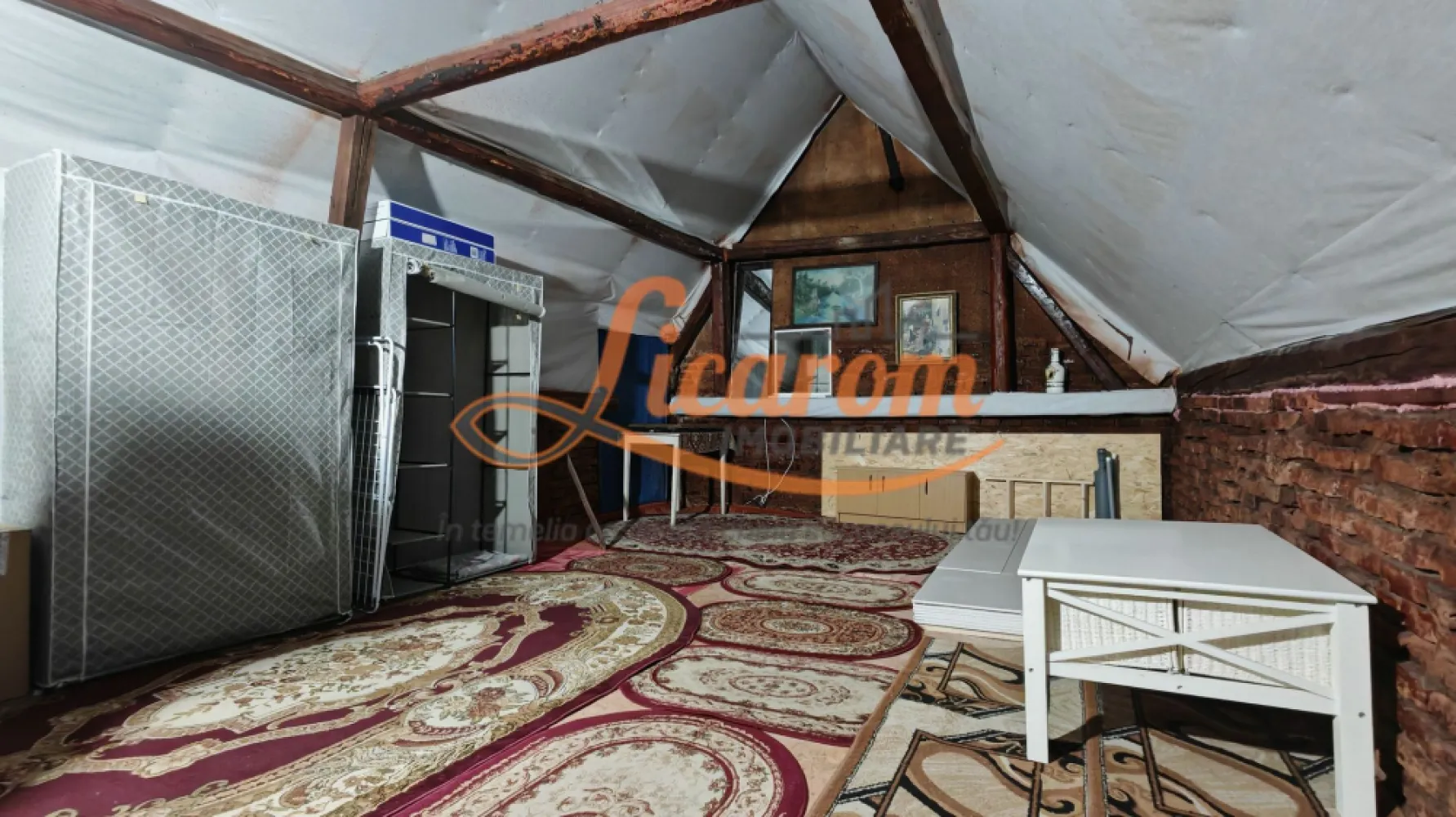 SANPETRU .Casa pretabila 2 familii ( Parinti + copil),singur in curte. - Licarom Imobiliare propune spre vanzare o casa PRETABILA PENTRU 2 FAMILII in zona mediana a localitatii SANPETRU .

Casa este desfasurata pe parter ,partial mansarda si pod liber unde se poate extinde spatiul locativ.

Casa a fost amenajata pentru a fi locuita de 2 familii (mama si fiul) , momentan fiind 2 garsoniere cu 2 intrari din curte , are 2 bai si 2 bucatarii.
Poate fi folosita in acelasi mod sau cu investitii minine se poate extinde in podul casei care este destul de generos.

Casa a fost COMPLET REABILITATA si REAMENAJATA cu toate instalatiile electrice,sanitare si termice schimbate in anul 2025.

Curtea este intima si cocheta si are acces auto.

Proprietatea este LIBERA,DISPONIBILA PENTRU MUTARE IMEDIATA.

Pretul este de 128900 euro.

Pentru tranzactionarea acestei proprietati,agentia percepe comision de 2%.

Pentru mai detalii sau programari la vizionare,nu ezitati sa ne contactati la telefon 0741059397 Consultant imobiliar Calin.