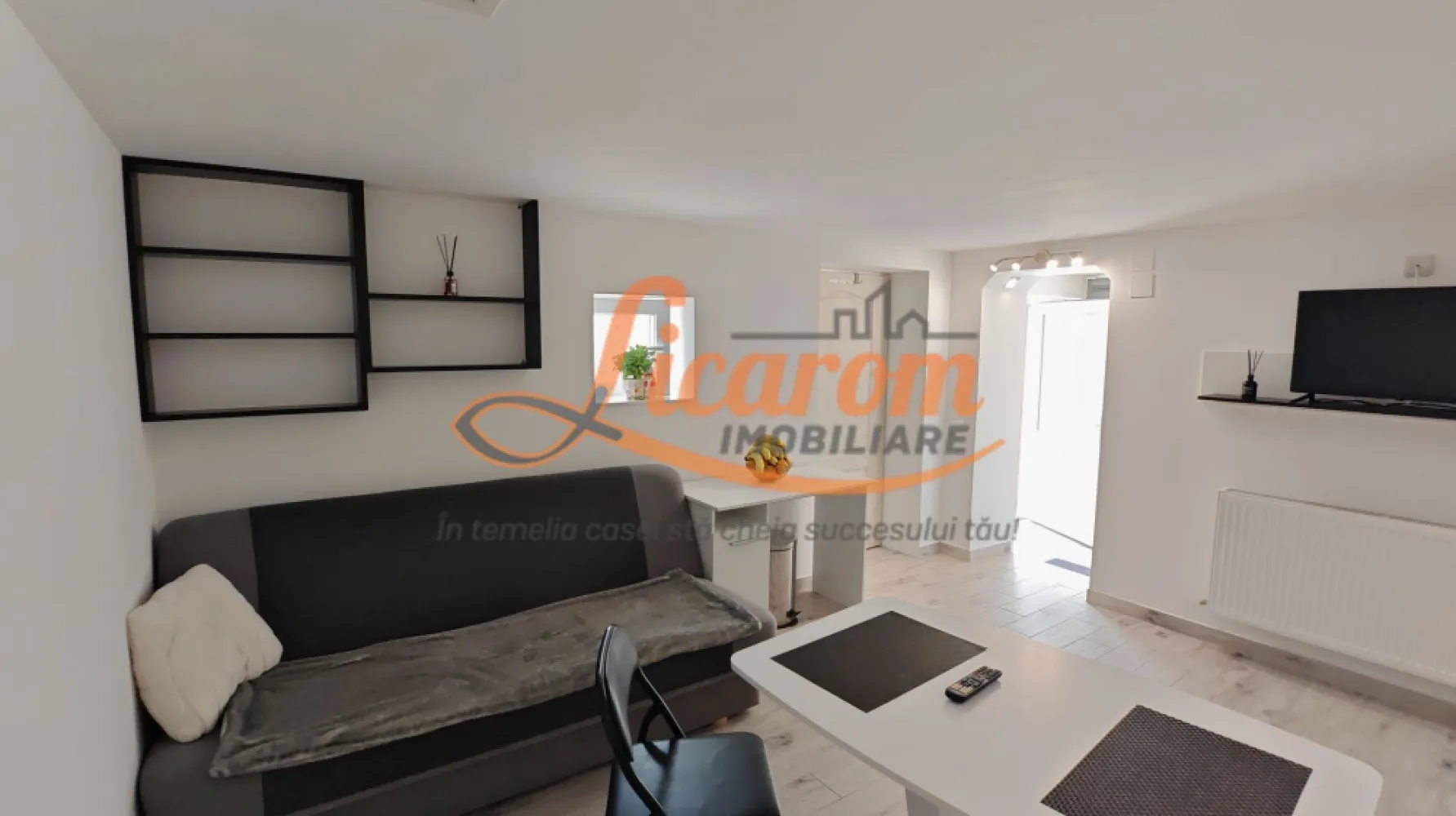 SANPETRU .Casa pretabila 2 familii ( Parinti + copil),singur in curte. - Licarom Imobiliare propune spre vanzare o casa PRETABILA PENTRU 2 FAMILII in zona mediana a localitatii SANPETRU .

Casa este desfasurata pe parter ,partial mansarda si pod liber unde se poate extinde spatiul locativ.

Casa a fost amenajata pentru a fi locuita de 2 familii (mama si fiul) , momentan fiind 2 garsoniere cu 2 intrari din curte , are 2 bai si 2 bucatarii.
Poate fi folosita in acelasi mod sau cu investitii minine se poate extinde in podul casei care este destul de generos.

Casa a fost COMPLET REABILITATA si REAMENAJATA cu toate instalatiile electrice,sanitare si termice schimbate in anul 2025.

Curtea este intima si cocheta si are acces auto.

Proprietatea este LIBERA,DISPONIBILA PENTRU MUTARE IMEDIATA.

Pretul este de 128900 euro.

Pentru tranzactionarea acestei proprietati,agentia percepe comision de 2%.

Pentru mai detalii sau programari la vizionare,nu ezitati sa ne contactati la telefon 0741059397 Consultant imobiliar Calin.
