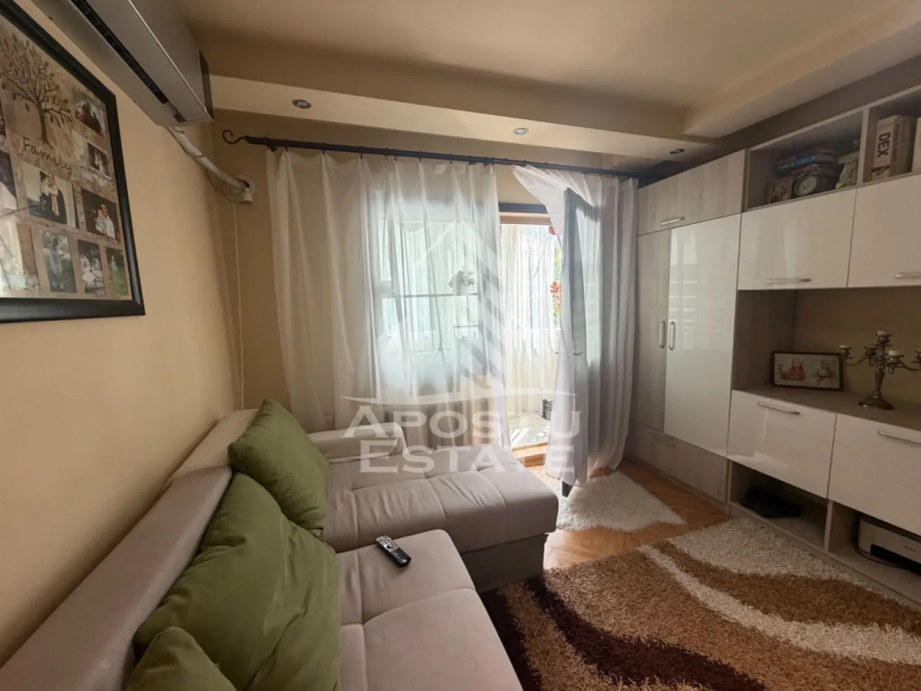 Apartament cu 3 camere de vânzare , etajul 2 , Zona Lipovei, Timisoara - Agenția imobiliara Apostu Estate va propune spre vânzare un apartament modern cu 3 camere ,situat în zona Lipovei , una dintre cele mai căutate zone din Timisoara . Ideal atât pentru locuința proprie , cat si pentru investiție

Imobilul este amplasat la etajul 2 din 4 și beneficiază de o suprafață utila de 64,46 mp si un balcon de 3,17 mp 

Compartimentare :
-Bucătărie complet mobilata 
-Living cu balcon închis 
-Dormitor 
-Dormitor secundar 
-Baie cu cada 
-baie de serviciu 
-Balcon închis 

Confortul termic este asigurat prin intermediul colterm , încălzirea orașului 

Apartamentul se vinde mobilat parțial 

Beneficii suplimentare :
- Compartimentare moderna și funcțională
- Zona excelenta pentru locuit sau investiție

Vecinătăți :
-Profi
-Lidl 
-Mijloace de transport in comun

Pentru mai multe detalii si programarea unei vizionari , va stam cu drag la dispoziție .

Agenția imobiliara Apostu Estate vă oferă consultanta bancara gratuita prin intermediul colaboratorilor noștri pentru alegerea celui mai potrivit tip de credit , astfel încât tu să devii noul proprietar al acestui apartament .
ID Intern : CP3184562