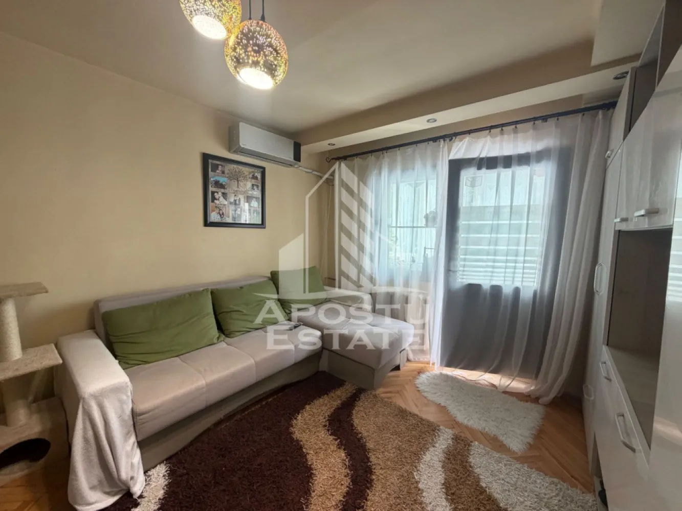 Apartament cu 3 camere de vânzare , etajul 2 , Zona Lipovei, Timisoara - Agenția imobiliara Apostu Estate va propune spre vânzare un apartament modern cu 3 camere ,situat în zona Lipovei , una dintre cele mai căutate zone din Timisoara . Ideal atât pentru locuința proprie , cat si pentru investiție

Imobilul este amplasat la etajul 2 din 4 și beneficiază de o suprafață utila de 64,46 mp si un balcon de 3,17 mp 

Compartimentare :
-Bucătărie complet mobilata 
-Living cu balcon închis 
-Dormitor 
-Dormitor secundar 
-Baie cu cada 
-baie de serviciu 
-Balcon închis 

Confortul termic este asigurat prin intermediul colterm , încălzirea orașului 

Apartamentul se vinde mobilat parțial 

Beneficii suplimentare :
- Compartimentare moderna și funcțională
- Zona excelenta pentru locuit sau investiție

Vecinătăți :
-Profi
-Lidl 
-Mijloace de transport in comun

Pentru mai multe detalii si programarea unei vizionari , va stam cu drag la dispoziție .

Agenția imobiliara Apostu Estate vă oferă consultanta bancara gratuita prin intermediul colaboratorilor noștri pentru alegerea celui mai potrivit tip de credit , astfel încât tu să devii noul proprietar al acestui apartament .
ID Intern : CP3184562