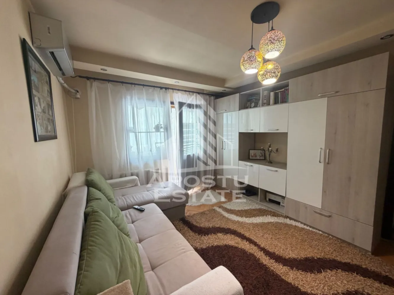 Apartament cu 3 camere de vânzare , etajul 2 , Zona Lipovei, Timisoara - Agenția imobiliara Apostu Estate va propune spre vânzare un apartament modern cu 3 camere ,situat în zona Lipovei , una dintre cele mai căutate zone din Timisoara . Ideal atât pentru locuința proprie , cat si pentru investiție

Imobilul este amplasat la etajul 2 din 4 și beneficiază de o suprafață utila de 64,46 mp si un balcon de 3,17 mp 

Compartimentare :
-Bucătărie complet mobilata 
-Living cu balcon închis 
-Dormitor 
-Dormitor secundar 
-Baie cu cada 
-baie de serviciu 
-Balcon închis 

Confortul termic este asigurat prin intermediul colterm , încălzirea orașului 

Apartamentul se vinde mobilat parțial 

Beneficii suplimentare :
- Compartimentare moderna și funcțională
- Zona excelenta pentru locuit sau investiție

Vecinătăți :
-Profi
-Lidl 
-Mijloace de transport in comun

Pentru mai multe detalii si programarea unei vizionari , va stam cu drag la dispoziție .

Agenția imobiliara Apostu Estate vă oferă consultanta bancara gratuita prin intermediul colaboratorilor noștri pentru alegerea celui mai potrivit tip de credit , astfel încât tu să devii noul proprietar al acestui apartament .
ID Intern : CP3184562