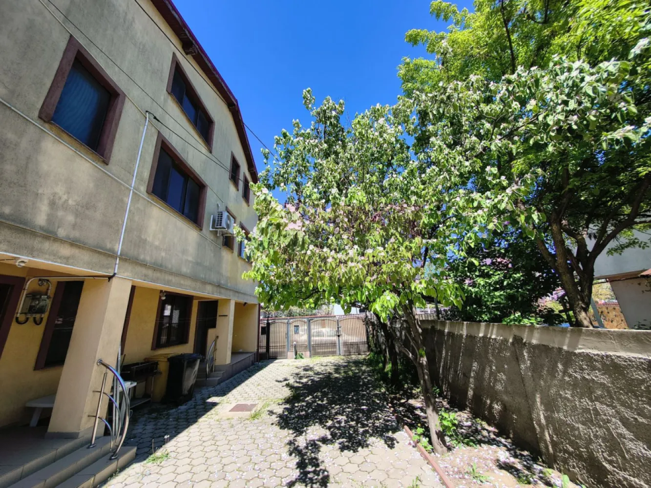 Vilă tip Duplex- zona Antiaeriană - Vă propunem spre închiriere un imobil tip vilă P+1+M (parter, etaj și mansardă) situat în cvartalul de case-vile din zona Antiaeriană-Mărgeanului, o zonă liniștită de case-vile. Casa beneficiază și de o curte pe care o împarte cu un imobil vecin. Compartimentarea este optimă, la parter avem living cu bucătărie deschisă, totul mobilar și utilat modern, un grup sanitar și o zonă de depozitare, la etaj avem trei dormitoare și un grup sanitar cu jacuzzi, iar la mansardă o zonă open-space de socializare sau pentru activități hobby și spații de depozitare. Casa beneficiază de o curte de peste 150mp pavată și de toate utilitățile pe care o împarte cu imobilul alăturat, sunt două vile în aceeași curte și se închiriază atât separat cât și împreună, astfel dacă aveți o femilie alături de care doriți să locuiți alături acest anunț este mai ales pentru dumneavoastră. Suprafața utilă este de aproximativ 140 mp cu tot cu mansardă. Se dorește un chiriaș pe termen lung. Zona în care se află cele două vile alăturate este una liniștită de case-vile, ambele artere principale (Mărgeanului și Antiaeriană) beneficiind de transport public. Imobilele se pretează pentru activități de tip cabinet, after-school, clinică medicală, birouri sau alte activități. Vă așteptăm cu drag la vizionare.