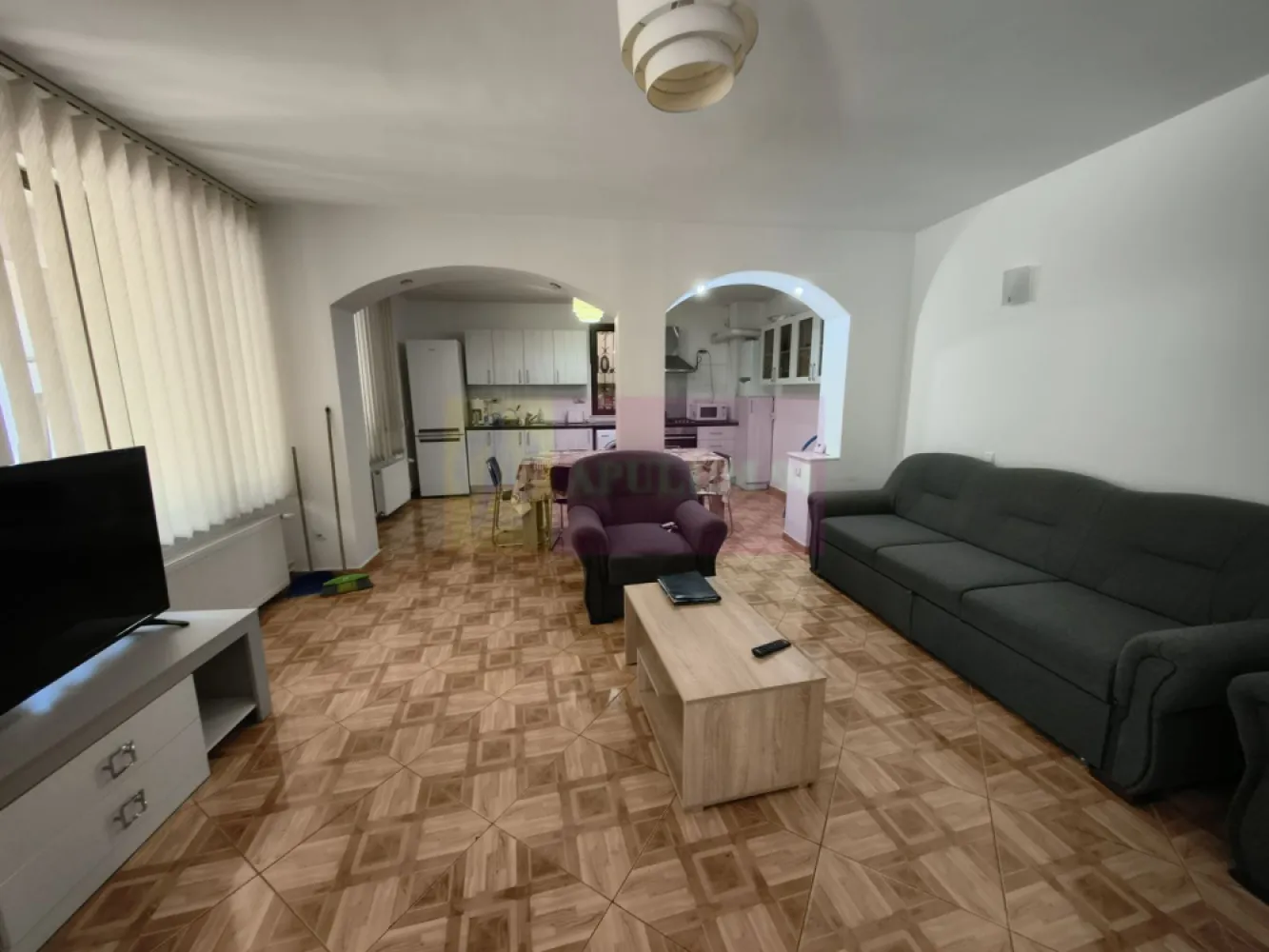 Vilă tip Duplex- zona Antiaeriană - Vă propunem spre închiriere un imobil tip vilă P+1+M (parter, etaj și mansardă) situat în cvartalul de case-vile din zona Antiaeriană-Mărgeanului, o zonă liniștită de case-vile. Casa beneficiază și de o curte pe care o împarte cu un imobil vecin. Compartimentarea este optimă, la parter avem living cu bucătărie deschisă, totul mobilar și utilat modern, un grup sanitar și o zonă de depozitare, la etaj avem trei dormitoare și un grup sanitar cu jacuzzi, iar la mansardă o zonă open-space de socializare sau pentru activități hobby și spații de depozitare. Casa beneficiază de o curte de peste 150mp pavată și de toate utilitățile pe care o împarte cu imobilul alăturat, sunt două vile în aceeași curte și se închiriază atât separat cât și împreună, astfel dacă aveți o femilie alături de care doriți să locuiți alături acest anunț este mai ales pentru dumneavoastră. Suprafața utilă este de aproximativ 140 mp cu tot cu mansardă. Se dorește un chiriaș pe termen lung. Zona în care se află cele două vile alăturate este una liniștită de case-vile, ambele artere principale (Mărgeanului și Antiaeriană) beneficiind de transport public. Imobilele se pretează pentru activități de tip cabinet, after-school, clinică medicală, birouri sau alte activități. Vă așteptăm cu drag la vizionare.