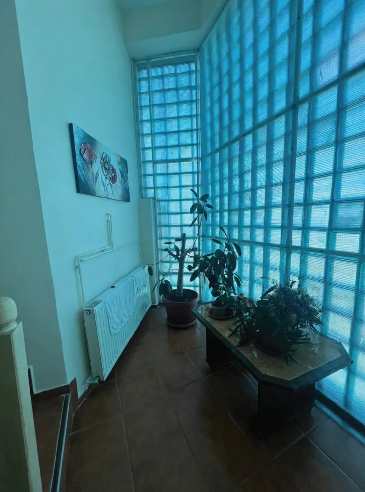 Apartament spatios cu scara interioara – 5 camere – 138 mp – zona Siretului, Sibiu- COMISION 0% CUMPARATOR - Situat intr-o zona bine conectata de pe Calea Cisnadiei, acest apartament la etajul 4 cu scara interioara ofera confort, spatiu generos si lumina naturala din plin. Nivelul 1:LivingDormitor luminosBaie cu cada si geam pentru aerisireDebara practicaNivelul 2:Living spatios 40 mp – ideal pentru relaxare sau spatiu multifunctionalBirou – perfect pentru work from homeDormitor cu acces la balconBalcon 6 mpBaie cu cabina de dus si geam pentru aerisireDotari:Pivnita de 10 mpBucatarie: mobilata, utilataMobilatUsa intrare din metalUsi interioare din lemnTamplarie ferestre pvc, termopanPereti cu vopsea lavabila, faiantaParchet, gresieIncalzire prin intermediul unei centrale proprii si calorifereDispune de sistem de climatizare (A.C.).Utilitati: curent electric, apa, canalizare, gaz, cablu tv, telefon, acces internet, fibra opticaNu necesita izolatii, intrucat peretii au o grosime de 50 cmContorizare: apometre, contor gaz, contor curent electric, contorizare separataCaracteristici bloc: interfon, acoperisApartamentul se vinde mobilat&nbsp;si utilat cu: aragaz, cuptor, hota, masina de spalat rufe, frigider cu congelator, cuptor cu microunde. Etajul 4/4 – liniste deplina si vedere frumoasa. Amplasare excelenta – acces rapid catre oras, fara aglomeratia din zonele noi. Ideal pentru o familie sau pentru cei care vor un spatiu de locuit aerisit si bine impartit. &nbsp; Contacteaza-ne pentru mai multe detalii si pentru a programa o vizionare!