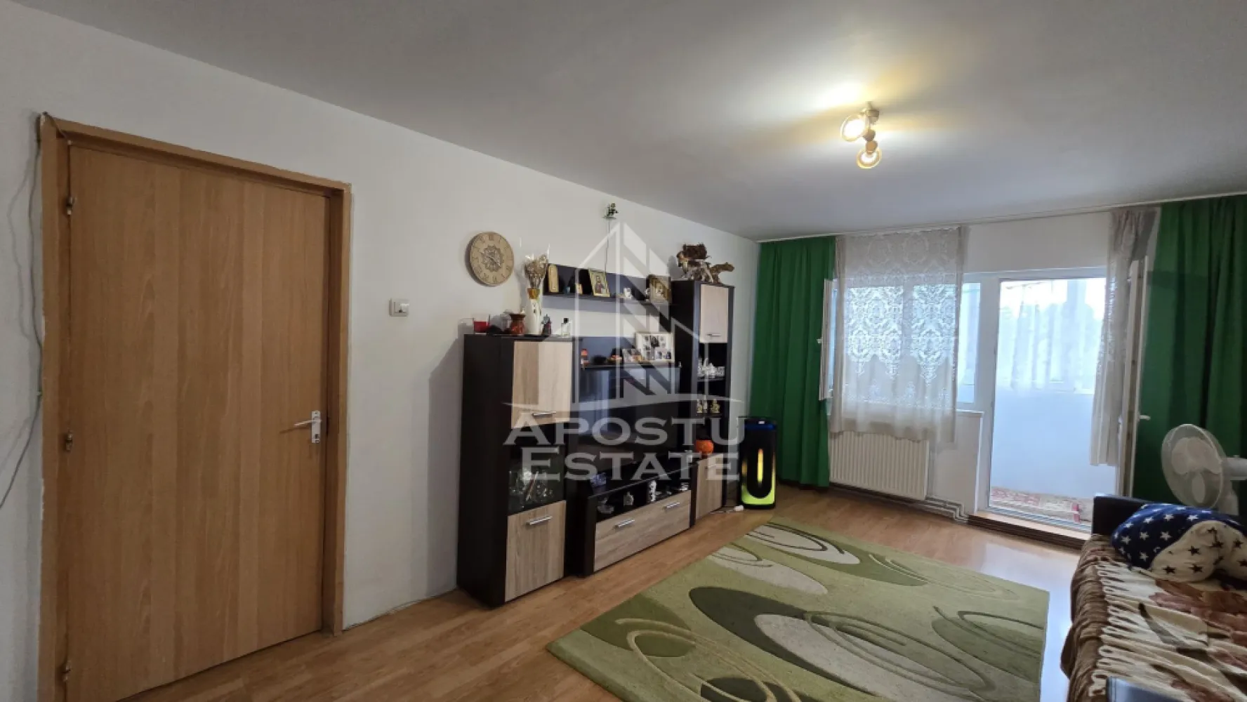 Apartament cu 4 camere de vânzare, zona Lipovei, Timișoara - Agentia imobiliara APOSTU ESTATE va propune spre vanzare un apartament semidecomandat spatios si elegant cu 4 camere de 79 mp, situat la etajul 1 din 4 in zona Aradului din Timisoara, o zona linistita si foarte bine conectata. Aceasta proprietate este ideala pentru familii sau pentru cei care isi doresc un apartament bine compartimentat, confortabil si potrivit atat pentru locuinta proprie, cat si pentru investitie imobiliara.

Detalii generale:
- Suprafata utila: 79 mp
- Etaj: 1 din 4

Compartimentare:
- Hol de acces generos
- Bucatarie complet mobilata si utilata
- Living luminos si spatios
- 3 dormitoare
- Baie cu cada
- Baie cu dus
- 2 balcoane închise cu termopan

Confort si dotari:
- Apartamentul beneficiaza de centrala termica proprie pe gaz
- Instalația sanitară este din cupru cu calorifere de oțel

Detalii:
- Bloc anvelopat
- Bloc cu 2 apartamente pe nivel
- Apartamentul se poate vinde mobilat sau nemobilat, in funcție de cerința

Localizare:
Zona este foarte linistita, cu acces rapid catre oras si multiple puncte de interes: supermarket-uri, piata, farmacii, scoli, gradinite, restaurante si mijloace de transport in comun. In apropiere se afla Iulius Mall, ceea ce creste atractivitatea proprietatii atat pentru locuit, cat si pentru inchiriere.

Agentia Apostu Estate va ofera consultata bancara gratuita prin intermediul colaboratorilor nostri si broker de credite pentru alegerea celui mai potrivit tip de credit, astfel incat dvs sa deveniti proprietar in cel mai scurt timp posibil.

Programeaza o vizionare chiar astazi si descopera avantajele acestui apartament spatios din Lipovei!
ID intern: CP3184689!