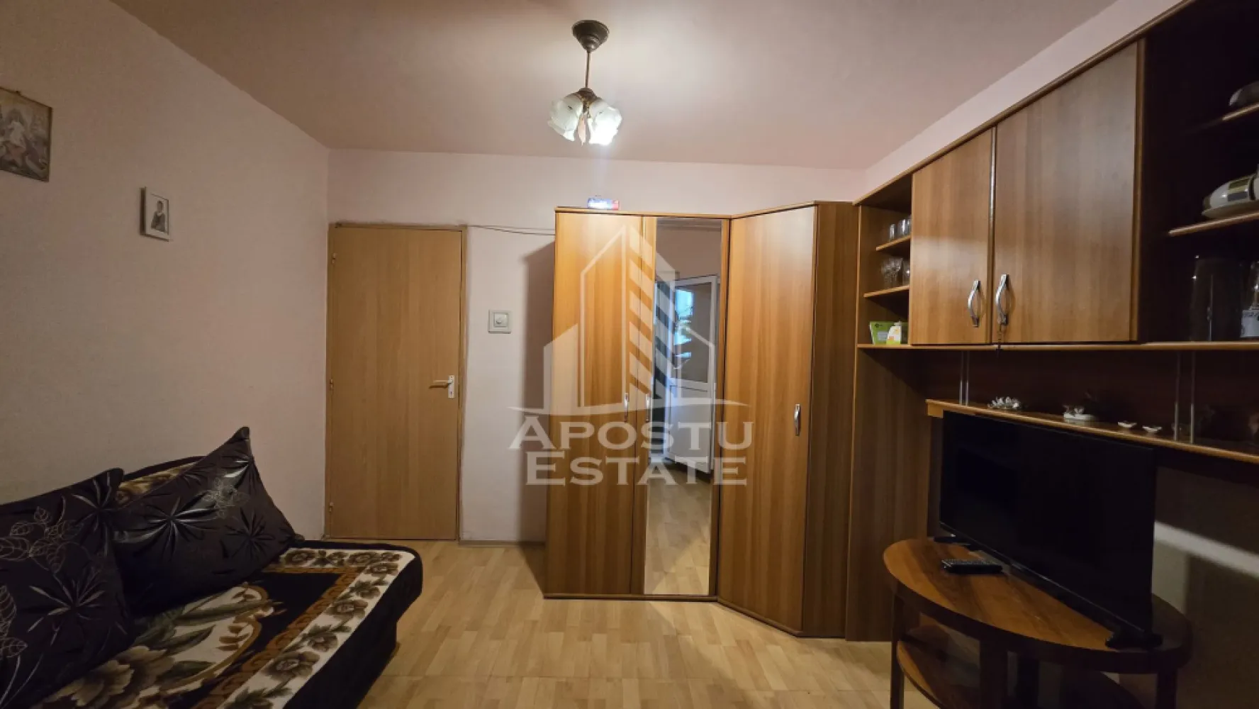 Apartament cu 4 camere de vânzare, zona Lipovei, Timișoara - Agentia imobiliara APOSTU ESTATE va propune spre vanzare un apartament semidecomandat spatios si elegant cu 4 camere de 79 mp, situat la etajul 1 din 4 in zona Aradului din Timisoara, o zona linistita si foarte bine conectata. Aceasta proprietate este ideala pentru familii sau pentru cei care isi doresc un apartament bine compartimentat, confortabil si potrivit atat pentru locuinta proprie, cat si pentru investitie imobiliara.

Detalii generale:
- Suprafata utila: 79 mp
- Etaj: 1 din 4

Compartimentare:
- Hol de acces generos
- Bucatarie complet mobilata si utilata
- Living luminos si spatios
- 3 dormitoare
- Baie cu cada
- Baie cu dus
- 2 balcoane închise cu termopan

Confort si dotari:
- Apartamentul beneficiaza de centrala termica proprie pe gaz
- Instalația sanitară este din cupru cu calorifere de oțel

Detalii:
- Bloc anvelopat
- Bloc cu 2 apartamente pe nivel
- Apartamentul se poate vinde mobilat sau nemobilat, in funcție de cerința

Localizare:
Zona este foarte linistita, cu acces rapid catre oras si multiple puncte de interes: supermarket-uri, piata, farmacii, scoli, gradinite, restaurante si mijloace de transport in comun. In apropiere se afla Iulius Mall, ceea ce creste atractivitatea proprietatii atat pentru locuit, cat si pentru inchiriere.

Agentia Apostu Estate va ofera consultata bancara gratuita prin intermediul colaboratorilor nostri si broker de credite pentru alegerea celui mai potrivit tip de credit, astfel incat dvs sa deveniti proprietar in cel mai scurt timp posibil.

Programeaza o vizionare chiar astazi si descopera avantajele acestui apartament spatios din Lipovei!
ID intern: CP3184689!