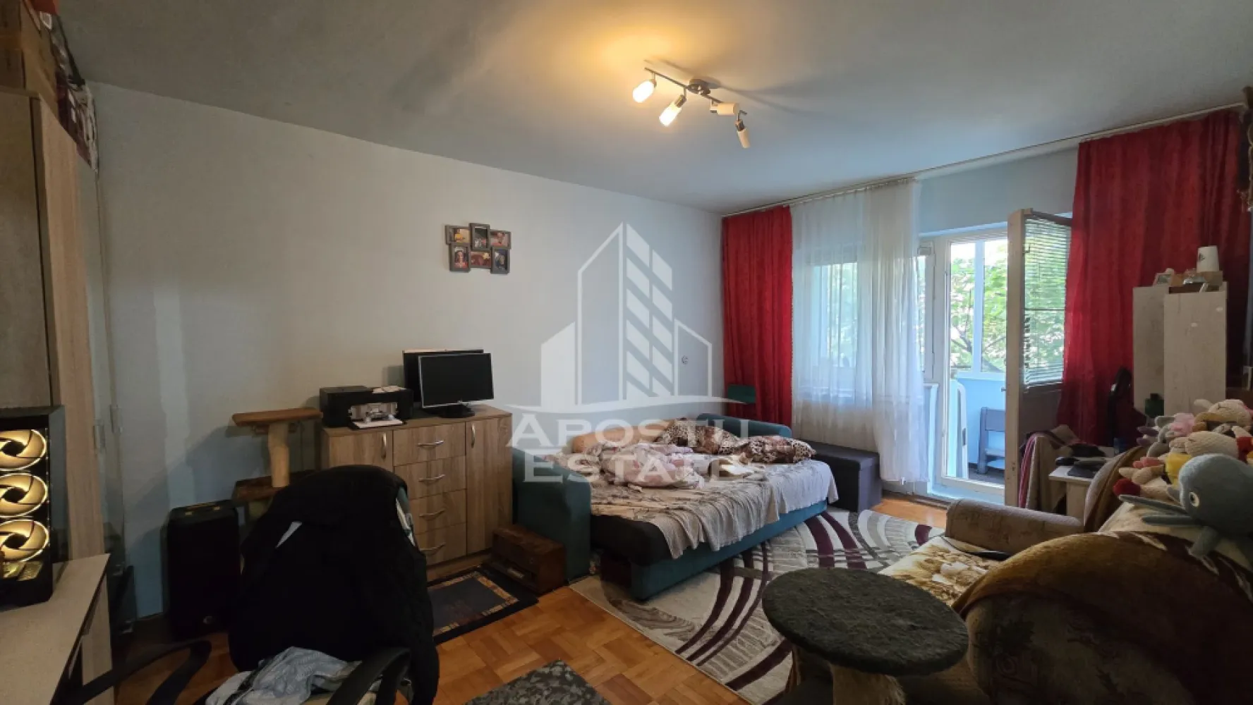Apartament 2 camere de vânzare, zona Lipovei, Timișoara - Agentia imobiliara APOSTU ESTATE va propune spre vanzare un apartament semidecomandat spatios si elegant cu 2 camere de 49 mp, situat la etajul 3 din 4 in zona Lipovei din Timisoara, o zona linistita si foarte bine conectata. Aceasta proprietate este ideala pentru familii sau pentru cei care isi doresc un apartament bine compartimentat, confortabil si potrivit atat pentru locuinta proprie, cat si pentru investitie imobiliara.

Detalii generale:
- Suprafata utila: 49 mp
- Etaj: 3 din 4

Compartimentare:
- Hol de acces generos
- Bucatarie complet mobilata si utilata
- Living luminos si spatios
- Un dormitor
- Baie cu cada
- 2 balcoane
- 2 spații de depozitare (debara)

Confort si dotari:
- Apartamentul beneficiaza de centrala termica proprie pe gaz
- Instalația sanitară este din cupru cu calorifere de oțel
- Instalația electrica schimbată parțial
- Tablou electric schimbat

Detalii:
- Apartament de mijloc, 3 apartamente
- Apartamentul se poate vinde parțial mobilat

Localizare:
Zona este foarte linistita, cu acces rapid catre oras si multiple puncte de interes: supermarket-uri, piata, farmacii, scoli, gradinite, restaurante si mijloace de transport in comun. In apropiere se afla Iulius Mall, ceea ce creste atractivitatea proprietatii atat pentru locuit, cat si pentru inchiriere.

Agentia Apostu Estate va ofera consultata bancara gratuita prin intermediul colaboratorilor nostri si broker de credite pentru alegerea celui mai potrivit tip de credit, astfel incat dvs sa deveniti proprietar in cel mai scurt timp posibil.

Programeaza o vizionare chiar astazi si descopera avantajele acestui apartament spatios din Lipovei!
ID intern: CP3184724!