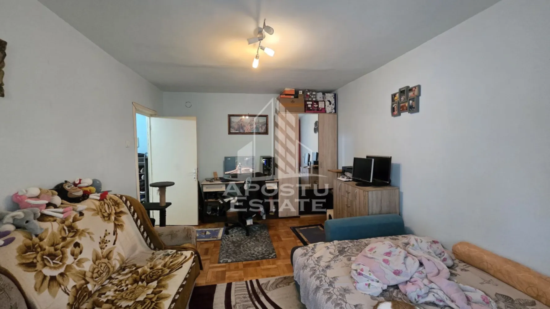 Apartament 2 camere de vânzare, zona Lipovei, Timișoara - Agentia imobiliara APOSTU ESTATE va propune spre vanzare un apartament semidecomandat spatios si elegant cu 2 camere de 49 mp, situat la etajul 3 din 4 in zona Lipovei din Timisoara, o zona linistita si foarte bine conectata. Aceasta proprietate este ideala pentru familii sau pentru cei care isi doresc un apartament bine compartimentat, confortabil si potrivit atat pentru locuinta proprie, cat si pentru investitie imobiliara.

Detalii generale:
- Suprafata utila: 49 mp
- Etaj: 3 din 4

Compartimentare:
- Hol de acces generos
- Bucatarie complet mobilata si utilata
- Living luminos si spatios
- Un dormitor
- Baie cu cada
- 2 balcoane
- 2 spații de depozitare (debara)

Confort si dotari:
- Apartamentul beneficiaza de centrala termica proprie pe gaz
- Instalația sanitară este din cupru cu calorifere de oțel
- Instalația electrica schimbată parțial
- Tablou electric schimbat

Detalii:
- Apartament de mijloc, 3 apartamente
- Apartamentul se poate vinde parțial mobilat

Localizare:
Zona este foarte linistita, cu acces rapid catre oras si multiple puncte de interes: supermarket-uri, piata, farmacii, scoli, gradinite, restaurante si mijloace de transport in comun. In apropiere se afla Iulius Mall, ceea ce creste atractivitatea proprietatii atat pentru locuit, cat si pentru inchiriere.

Agentia Apostu Estate va ofera consultata bancara gratuita prin intermediul colaboratorilor nostri si broker de credite pentru alegerea celui mai potrivit tip de credit, astfel incat dvs sa deveniti proprietar in cel mai scurt timp posibil.

Programeaza o vizionare chiar astazi si descopera avantajele acestui apartament spatios din Lipovei!
ID intern: CP3184724!