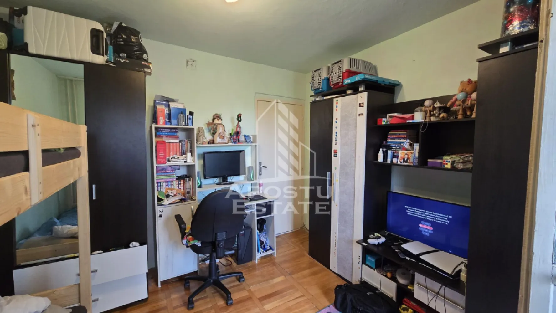 Apartament 2 camere de vânzare, zona Lipovei, Timișoara - Agentia imobiliara APOSTU ESTATE va propune spre vanzare un apartament semidecomandat spatios si elegant cu 2 camere de 49 mp, situat la etajul 3 din 4 in zona Lipovei din Timisoara, o zona linistita si foarte bine conectata. Aceasta proprietate este ideala pentru familii sau pentru cei care isi doresc un apartament bine compartimentat, confortabil si potrivit atat pentru locuinta proprie, cat si pentru investitie imobiliara.

Detalii generale:
- Suprafata utila: 49 mp
- Etaj: 3 din 4

Compartimentare:
- Hol de acces generos
- Bucatarie complet mobilata si utilata
- Living luminos si spatios
- Un dormitor
- Baie cu cada
- 2 balcoane
- 2 spații de depozitare (debara)

Confort si dotari:
- Apartamentul beneficiaza de centrala termica proprie pe gaz
- Instalația sanitară este din cupru cu calorifere de oțel
- Instalația electrica schimbată parțial
- Tablou electric schimbat

Detalii:
- Apartament de mijloc, 3 apartamente
- Apartamentul se poate vinde parțial mobilat

Localizare:
Zona este foarte linistita, cu acces rapid catre oras si multiple puncte de interes: supermarket-uri, piata, farmacii, scoli, gradinite, restaurante si mijloace de transport in comun. In apropiere se afla Iulius Mall, ceea ce creste atractivitatea proprietatii atat pentru locuit, cat si pentru inchiriere.

Agentia Apostu Estate va ofera consultata bancara gratuita prin intermediul colaboratorilor nostri si broker de credite pentru alegerea celui mai potrivit tip de credit, astfel incat dvs sa deveniti proprietar in cel mai scurt timp posibil.

Programeaza o vizionare chiar astazi si descopera avantajele acestui apartament spatios din Lipovei!
ID intern: CP3184724!