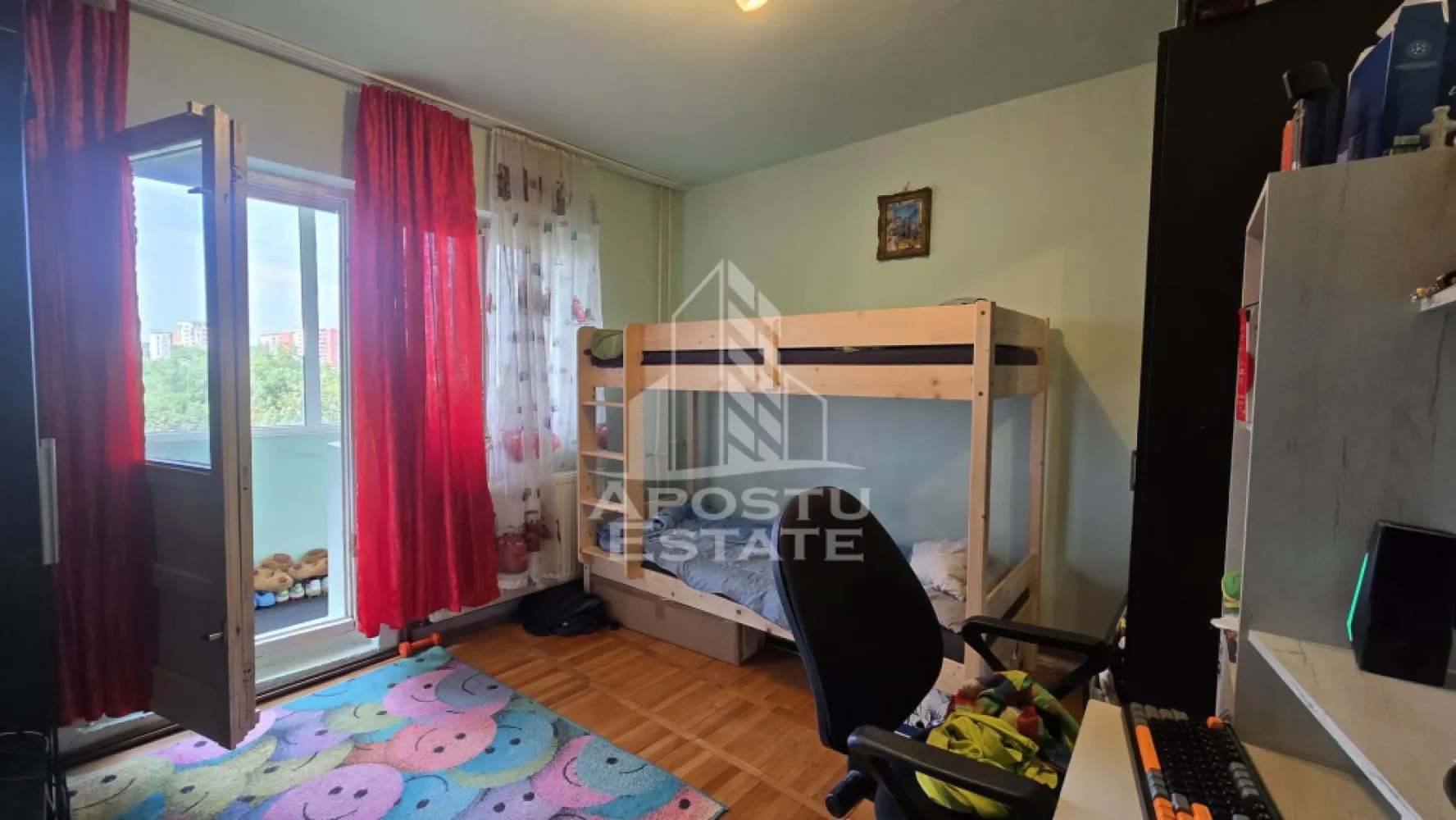 Apartament 2 camere de vânzare, zona Lipovei, Timișoara - Agentia imobiliara APOSTU ESTATE va propune spre vanzare un apartament semidecomandat spatios si elegant cu 2 camere de 49 mp, situat la etajul 3 din 4 in zona Lipovei din Timisoara, o zona linistita si foarte bine conectata. Aceasta proprietate este ideala pentru familii sau pentru cei care isi doresc un apartament bine compartimentat, confortabil si potrivit atat pentru locuinta proprie, cat si pentru investitie imobiliara.

Detalii generale:
- Suprafata utila: 49 mp
- Etaj: 3 din 4

Compartimentare:
- Hol de acces generos
- Bucatarie complet mobilata si utilata
- Living luminos si spatios
- Un dormitor
- Baie cu cada
- 2 balcoane
- 2 spații de depozitare (debara)

Confort si dotari:
- Apartamentul beneficiaza de centrala termica proprie pe gaz
- Instalația sanitară este din cupru cu calorifere de oțel
- Instalația electrica schimbată parțial
- Tablou electric schimbat

Detalii:
- Apartament de mijloc, 3 apartamente
- Apartamentul se poate vinde parțial mobilat

Localizare:
Zona este foarte linistita, cu acces rapid catre oras si multiple puncte de interes: supermarket-uri, piata, farmacii, scoli, gradinite, restaurante si mijloace de transport in comun. In apropiere se afla Iulius Mall, ceea ce creste atractivitatea proprietatii atat pentru locuit, cat si pentru inchiriere.

Agentia Apostu Estate va ofera consultata bancara gratuita prin intermediul colaboratorilor nostri si broker de credite pentru alegerea celui mai potrivit tip de credit, astfel incat dvs sa deveniti proprietar in cel mai scurt timp posibil.

Programeaza o vizionare chiar astazi si descopera avantajele acestui apartament spatios din Lipovei!
ID intern: CP3184724!