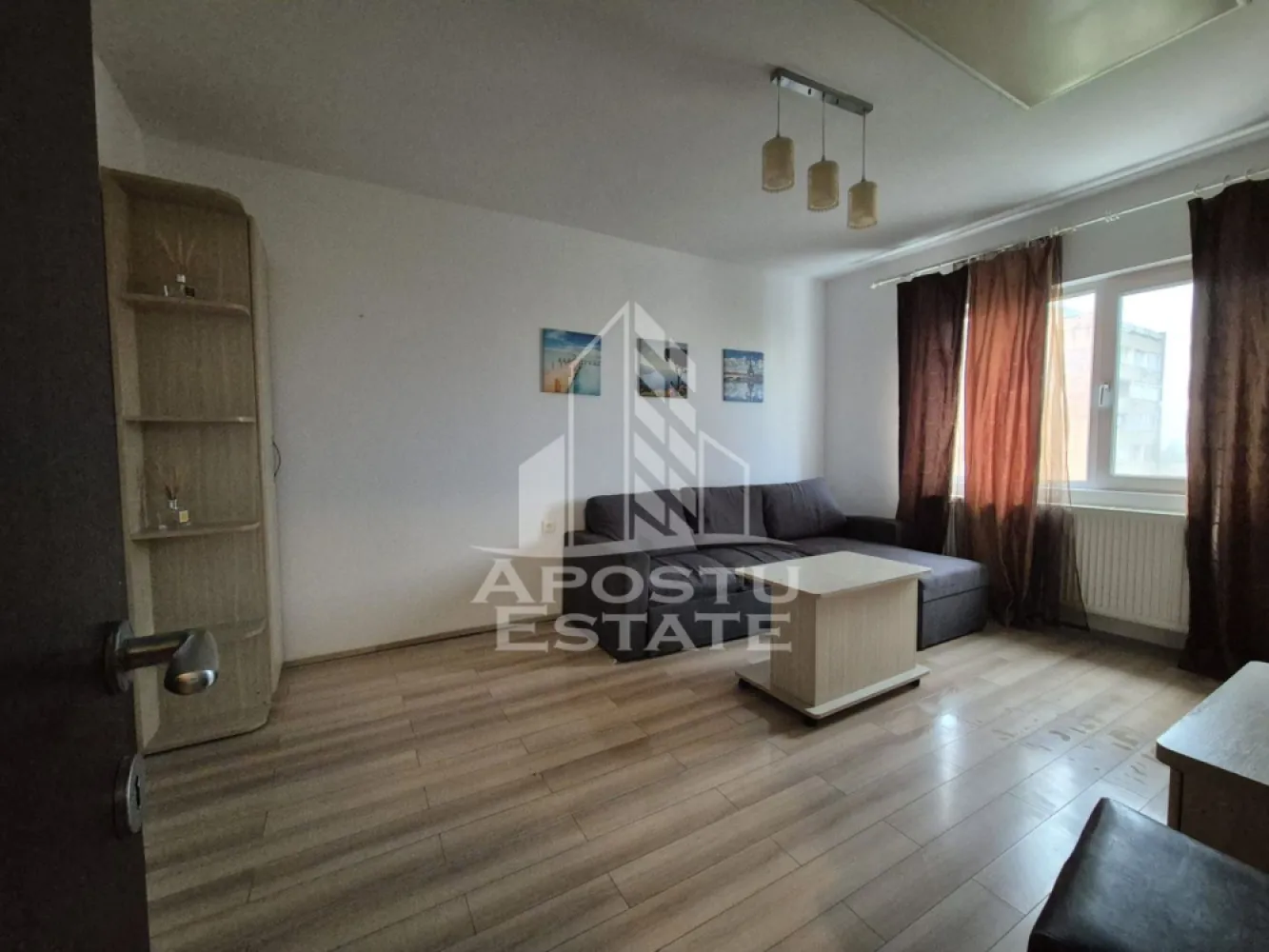 Apartament cu 3 camere,Gheorghe Lazar - Apostu Estate va propune spre inchiriere un apartament decomandat,cu 3 camere,situat in zona Gheorghe Lazar.
Apartamentul este disponibil la etajul 6/10 intr-un bloc izolat si se desfasoara pe o suprafata utila de 65 mp.
Compartimentare:
-hol
-bucatarie
-living
-2 dormitoare
-baie
Confortul termic se realizeaza prin intermediul panourilor electrice si al climei,bloc anvelopat,cheltuieli foarte mici.
In vecinatate se afla Mc Donalds,House of Lu,Profi,statie,la doar cateva minute de Iulius Town si de Centru.
Disponibil din 1 August!
Va asteptam cu drag la o vizionare!