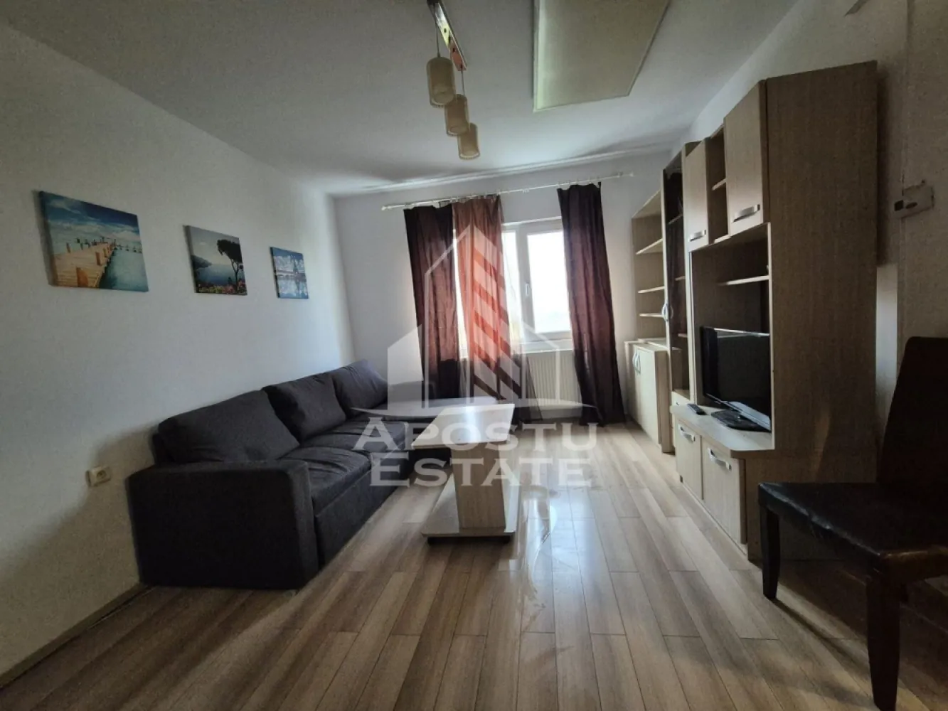 Apartament cu 3 camere,Gheorghe Lazar - Apostu Estate va propune spre inchiriere un apartament decomandat,cu 3 camere,situat in zona Gheorghe Lazar.
Apartamentul este disponibil la etajul 6/10 intr-un bloc izolat si se desfasoara pe o suprafata utila de 65 mp.
Compartimentare:
-hol
-bucatarie
-living
-2 dormitoare
-baie
Confortul termic se realizeaza prin intermediul panourilor electrice si al climei,bloc anvelopat,cheltuieli foarte mici.
In vecinatate se afla Mc Donalds,House of Lu,Profi,statie,la doar cateva minute de Iulius Town si de Centru.
Disponibil din 1 August!
Va asteptam cu drag la o vizionare!