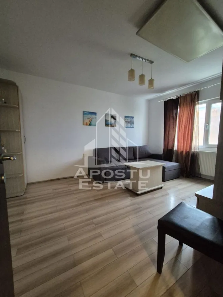 Apartament cu 3 camere,Gheorghe Lazar - Apostu Estate va propune spre inchiriere un apartament decomandat,cu 3 camere,situat in zona Gheorghe Lazar.
Apartamentul este disponibil la etajul 6/10 intr-un bloc izolat si se desfasoara pe o suprafata utila de 65 mp.
Compartimentare:
-hol
-bucatarie
-living
-2 dormitoare
-baie
Confortul termic se realizeaza prin intermediul panourilor electrice si al climei,bloc anvelopat,cheltuieli foarte mici.
In vecinatate se afla Mc Donalds,House of Lu,Profi,statie,la doar cateva minute de Iulius Town si de Centru.
Disponibil din 1 August!
Va asteptam cu drag la o vizionare!