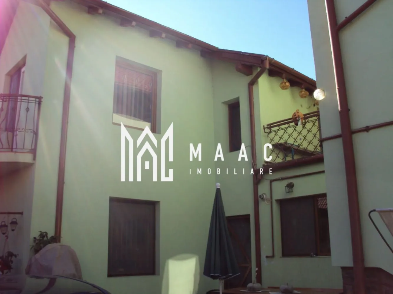 Case duplex | 6 camere | 2 corpuri | Garaj | 185 mp utili | Turnisor - Maac Imobiliare prezintă spre vânzare un imobil de tip duplex, compus din 2 corpuri de casă, ideal pentru o familie care își dorește spațiu, confort și intimitate.

 Caracteristici principale:

Suprafață utilă: 185mp

Suprafață teren: 360 mp (cu amprenta casei inclusă)

Compartimentare: 6 camere (inclusiv 2 livinguri), 1 bucătărie, 3 băi , 2 balcoane, 1 terasă

Garaj cu acces auto

Curte cu locuri de parcare disponibile

Grădină în partea din spate a casei

 Proprietatea se remarcă prin cele două corpuri de casă separate, ceea ce o face potrivită pentru o familie numeroasă sau pentru două familii care doresc să locuiască aproape, dar în același timp să păstreze independența.

Pentru mai multe detalii precizati telefonic ca ati vazut anuntul cu ID: CP2666405