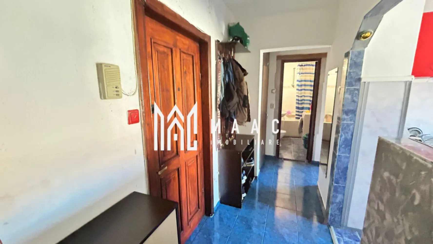 Apartament 2 camere | Decomandat | Lift | Intermediar | Mihai Viteazul - Maac Imobiliare prezintă spre vânzare un apartament decomandat cu 2 camere, situat pe Bulevardul Mihai Viteazul, într-una dintre cele mai bune zone din Sibiu. Locația este excelentă, aproape de Biserica Înălțarea Domnului și Sfântul Ierarh Nicolae, universități, centre comerciale, magazine , cafenele, terase, farmacii și stații de autobuz, toate accesibile fără a depinde de mașină.

Detalii apartament:

Suprafață utilă: 47,4 mp

Balcon închis cu termopan de aprox. 4 mp, acces din living

Etaj intermediar: 4 din 8, bloc cu lift modernizat

Bloc izolat termic și întreținut foarte bine

Centrală termică nouă, geamuri termopan

Apartament renovat ultima dată acum 10 ani, necesită modernizare după preferințe

Debară pe hol pentru depozitare

Avantaje:

Locație liniștită, cu vedere pe partea din spate a blocului, ferit de trafic și agitație

Acces rapid la toate facilitățile orașului

Posibilitate de amenajare modernă după bunul plac

Pentru mai multe detalii precizati telefonic ca ati vazut anuntul cu ID: CP2807125.