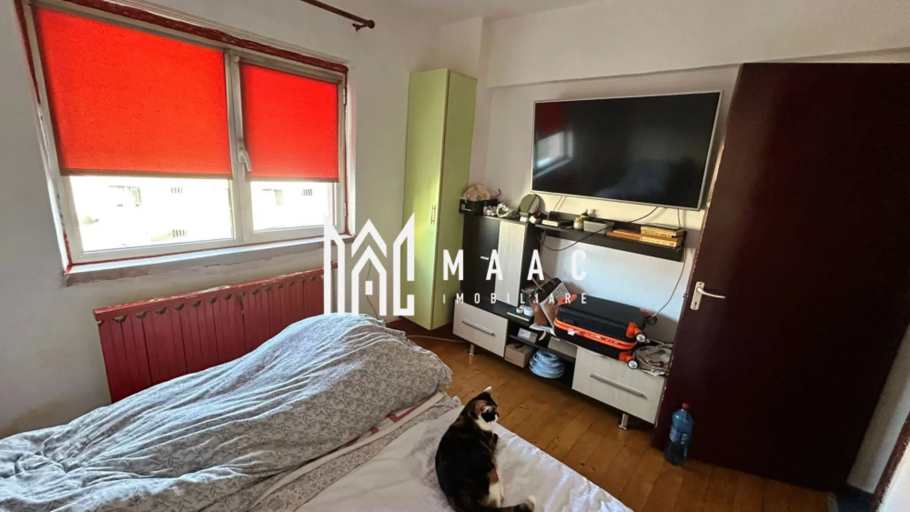 Apartament 2 camere | Decomandat | Lift | Intermediar | Mihai Viteazul - Maac Imobiliare prezintă spre vânzare un apartament decomandat cu 2 camere, situat pe Bulevardul Mihai Viteazul, într-una dintre cele mai bune zone din Sibiu. Locația este excelentă, aproape de Biserica Înălțarea Domnului și Sfântul Ierarh Nicolae, universități, centre comerciale, magazine , cafenele, terase, farmacii și stații de autobuz, toate accesibile fără a depinde de mașină.

Detalii apartament:

Suprafață utilă: 47,4 mp

Balcon închis cu termopan de aprox. 4 mp, acces din living

Etaj intermediar: 4 din 8, bloc cu lift modernizat

Bloc izolat termic și întreținut foarte bine

Centrală termică nouă, geamuri termopan

Apartament renovat ultima dată acum 10 ani, necesită modernizare după preferințe

Debară pe hol pentru depozitare

Avantaje:

Locație liniștită, cu vedere pe partea din spate a blocului, ferit de trafic și agitație

Acces rapid la toate facilitățile orașului

Posibilitate de amenajare modernă după bunul plac

Pentru mai multe detalii precizati telefonic ca ati vazut anuntul cu ID: CP2807125.
