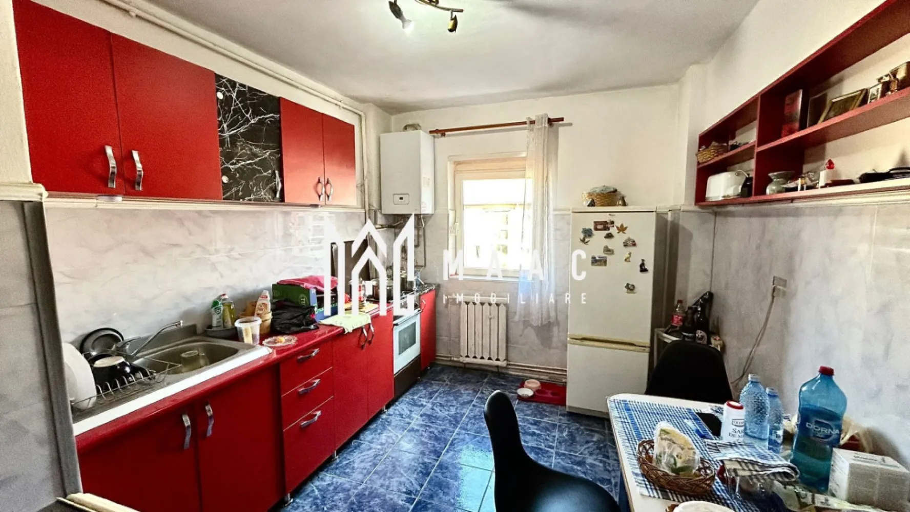 Apartament 2 camere | Decomandat | Lift | Intermediar | Mihai Viteazul - Maac Imobiliare prezintă spre vânzare un apartament decomandat cu 2 camere, situat pe Bulevardul Mihai Viteazul, într-una dintre cele mai bune zone din Sibiu. Locația este excelentă, aproape de Biserica Înălțarea Domnului și Sfântul Ierarh Nicolae, universități, centre comerciale, magazine , cafenele, terase, farmacii și stații de autobuz, toate accesibile fără a depinde de mașină.

Detalii apartament:

Suprafață utilă: 47,4 mp

Balcon închis cu termopan de aprox. 4 mp, acces din living

Etaj intermediar: 4 din 8, bloc cu lift modernizat

Bloc izolat termic și întreținut foarte bine

Centrală termică nouă, geamuri termopan

Apartament renovat ultima dată acum 10 ani, necesită modernizare după preferințe

Debară pe hol pentru depozitare

Avantaje:

Locație liniștită, cu vedere pe partea din spate a blocului, ferit de trafic și agitație

Acces rapid la toate facilitățile orașului

Posibilitate de amenajare modernă după bunul plac

Pentru mai multe detalii precizati telefonic ca ati vazut anuntul cu ID: CP2807125.