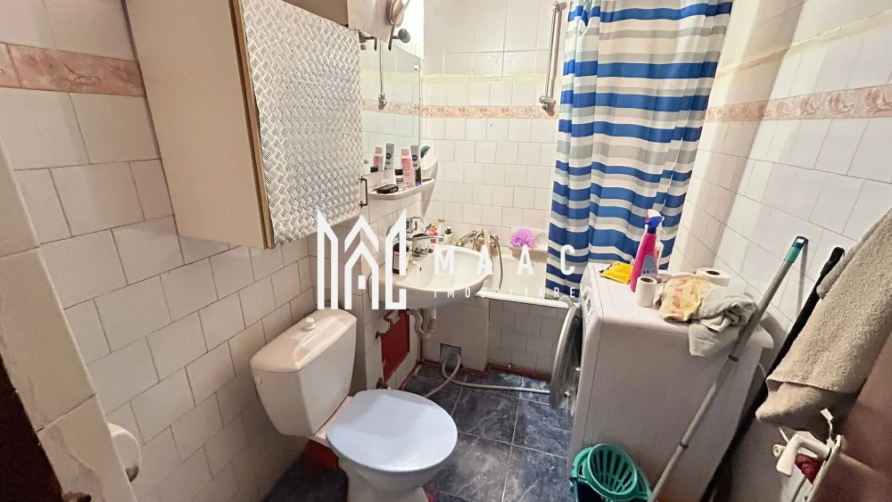 Apartament 2 camere | Decomandat | Lift | Intermediar | Mihai Viteazul - Maac Imobiliare prezintă spre vânzare un apartament decomandat cu 2 camere, situat pe Bulevardul Mihai Viteazul, într-una dintre cele mai bune zone din Sibiu. Locația este excelentă, aproape de Biserica Înălțarea Domnului și Sfântul Ierarh Nicolae, universități, centre comerciale, magazine , cafenele, terase, farmacii și stații de autobuz, toate accesibile fără a depinde de mașină.

Detalii apartament:

Suprafață utilă: 47,4 mp

Balcon închis cu termopan de aprox. 4 mp, acces din living

Etaj intermediar: 4 din 8, bloc cu lift modernizat

Bloc izolat termic și întreținut foarte bine

Centrală termică nouă, geamuri termopan

Apartament renovat ultima dată acum 10 ani, necesită modernizare după preferințe

Debară pe hol pentru depozitare

Avantaje:

Locație liniștită, cu vedere pe partea din spate a blocului, ferit de trafic și agitație

Acces rapid la toate facilitățile orașului

Posibilitate de amenajare modernă după bunul plac

Pentru mai multe detalii precizati telefonic ca ati vazut anuntul cu ID: CP2807125.