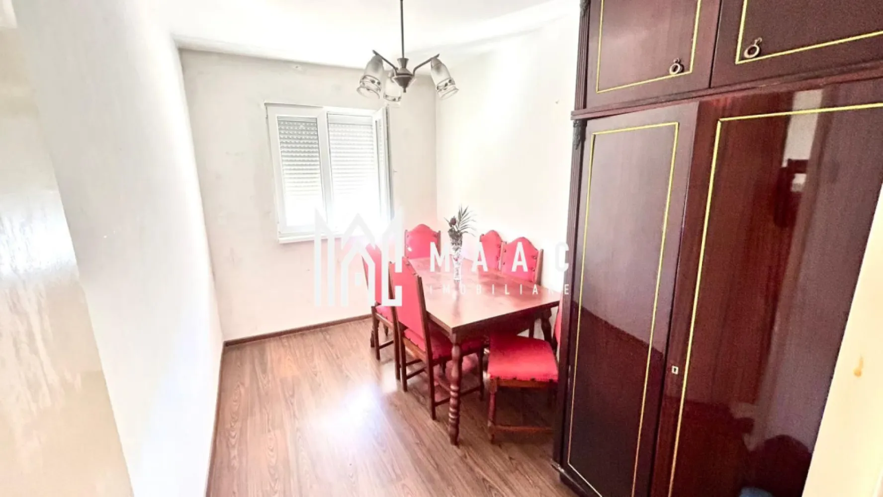 Apartament 3 camere | Bucatarie Separata | Balcon închis | Cedonia - Maac Imobiliare prezintă spre vânzare un apartament cu 3 camere, semidecomandat, situat în zona Cedonia, la câțiva pași de Registrul Comerțului, într-un bloc izolat termic.

 Detalii proprietate:

Etaj: 4/4

Suprafață construită: 70,42 mp

Suprafață utilă: 50,39 mp

Balcon închis: 2,07 mp (cu termopan)

Pivniță: 7,22 mp (trecută în acte)

Acces la uscătorie și spălătorie comune

 Avantaje:

Bucătărie separată, spațioasă

Zonă liniștită și bine conectată la mijloace de transport

Aproape de facultăți, spital, școli, magazine și unitatea militară

Potrivit atât pentru locuință personală, cât și pentru investiție în regim de închiriere

 Pentru mai multe detalii sau programarea unei vizionări, precizați telefonic că ați văzut anunțul cu ID: CP2690261