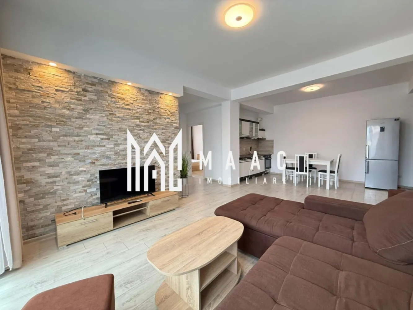 Apartament 3 camere | Balcon | Parcare | Modern | Selimbar - MAAC Imobiliare ofera spre inchiriere apartament cu 3 camere, complet mobilat si utilat, in zona Selimbar.

*PET-FRIENDLY - Se accepta cu animal de companie de talie mica.

Compartimentarea: living cu bucatarie open-space cu acces in balcon, 2 dormitoare, 2 bai (una cu cada si una cu dus).

Aferent - loc de parcare.

Se percepe o chirie in avans, garantie in cuantumul unei chirii lunare si se inchiriaza pe minim 12 luni. Disponibilitate imediata.

Pentru mai multe detalii, va rugam specificati telefonic: CP3182514