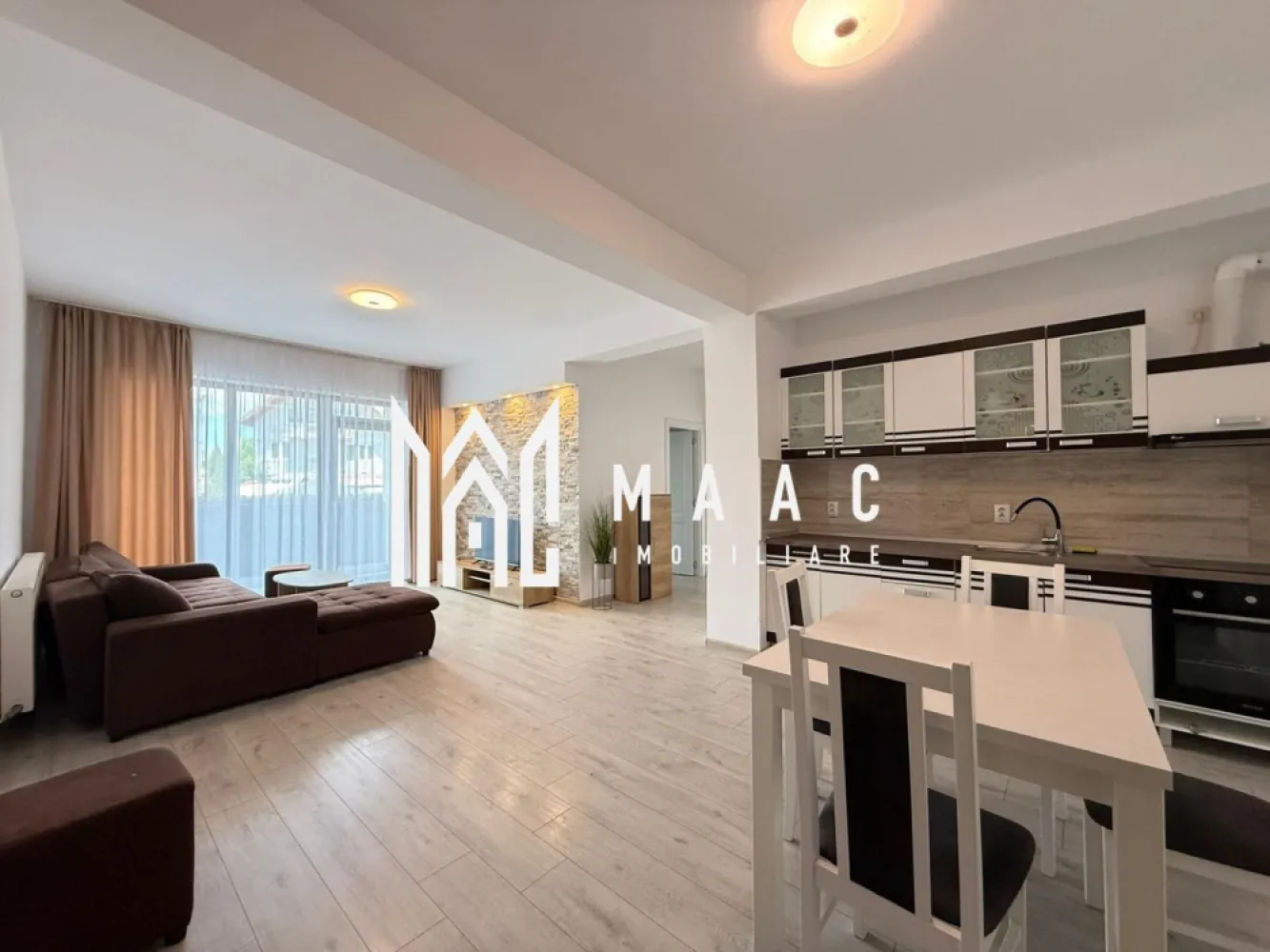 Apartament 3 camere | Balcon | Parcare | Modern | Selimbar - MAAC Imobiliare ofera spre inchiriere apartament cu 3 camere, complet mobilat si utilat, in zona Selimbar.

*PET-FRIENDLY - Se accepta cu animal de companie de talie mica.

Compartimentarea: living cu bucatarie open-space cu acces in balcon, 2 dormitoare, 2 bai (una cu cada si una cu dus).

Aferent - loc de parcare.

Se percepe o chirie in avans, garantie in cuantumul unei chirii lunare si se inchiriaza pe minim 12 luni. Disponibilitate imediata.

Pentru mai multe detalii, va rugam specificati telefonic: CP3182514