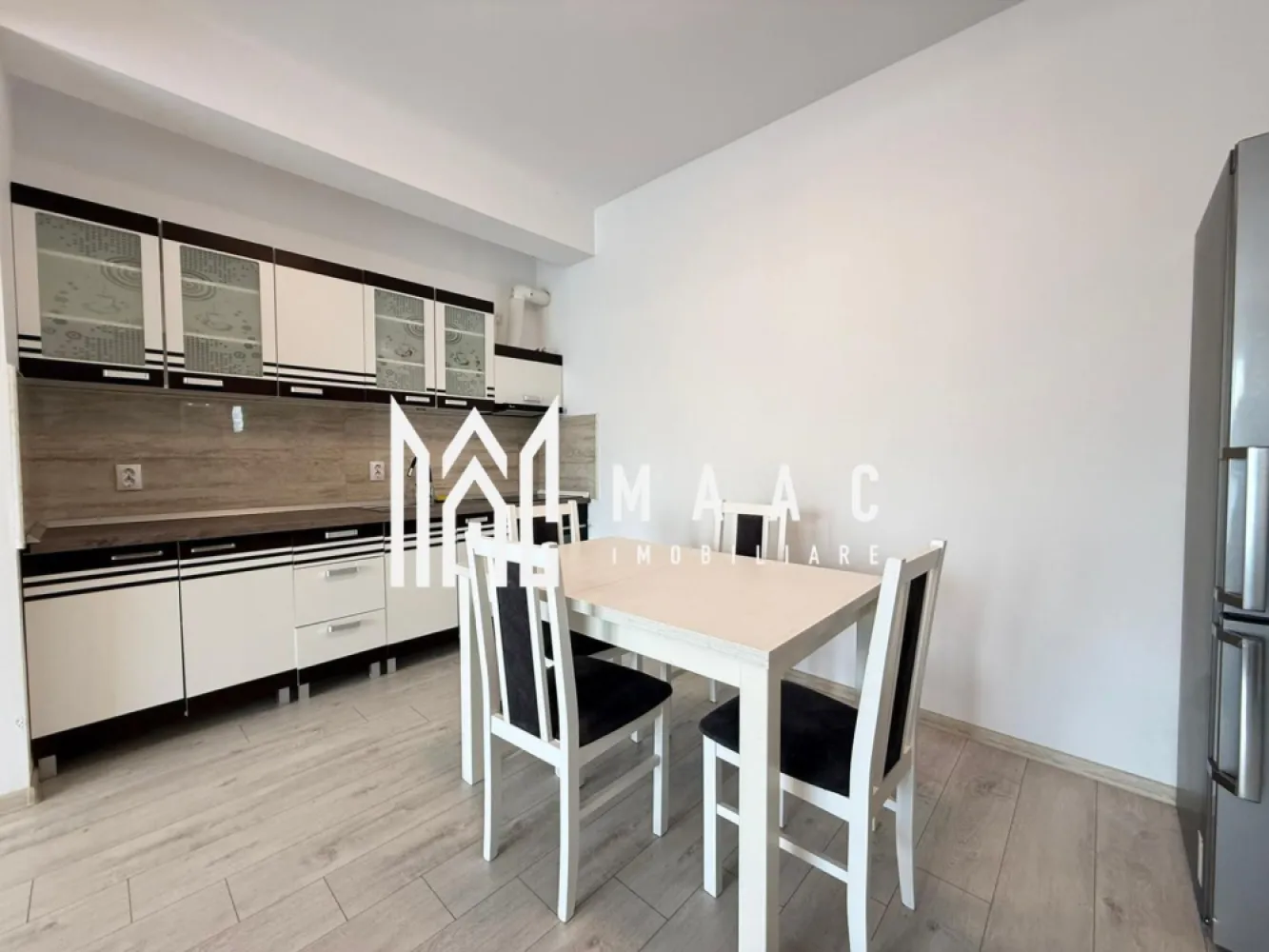Apartament 3 camere | Balcon | Parcare | Modern | Selimbar - MAAC Imobiliare ofera spre inchiriere apartament cu 3 camere, complet mobilat si utilat, in zona Selimbar.

*PET-FRIENDLY - Se accepta cu animal de companie de talie mica.

Compartimentarea: living cu bucatarie open-space cu acces in balcon, 2 dormitoare, 2 bai (una cu cada si una cu dus).

Aferent - loc de parcare.

Se percepe o chirie in avans, garantie in cuantumul unei chirii lunare si se inchiriaza pe minim 12 luni. Disponibilitate imediata.

Pentru mai multe detalii, va rugam specificati telefonic: CP3182514