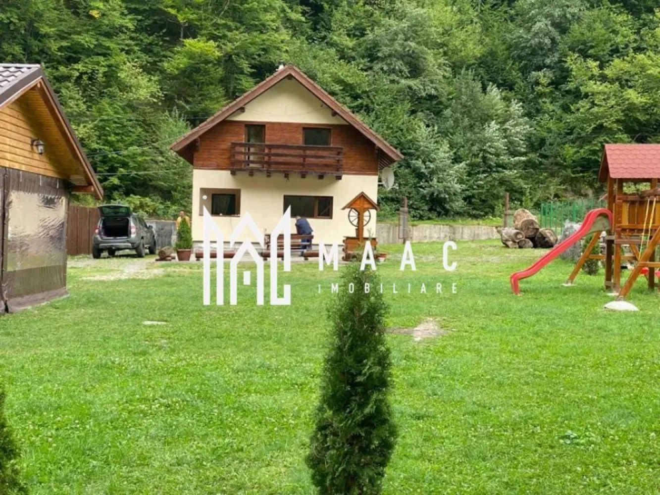 Investitie | Cabana | 5 camere | Balcon | 115 MPU | Raul Sadului - MAAC Imobiliare vă propune spre vânzare o cabană deosebită, situată în Poiana Râului Sadului, într-o zonă liniștită și pitorească, ideală atât pentru locuire, cât și pentru investiție. Proprietatea dispune de 5 dormitoare, living spațios, bucătărie complet utilată și 3 băi, oferind confortul necesar pentru familii numeroase sau pentru activități turistice. Cabana este deja în circuitul turistic, ceea ce reprezintă un avantaj semnificativ pentru viitorii proprietari. La exterior, imobilul beneficiază de un foișor generos, grătar, loc special amenajat pentru ceaun, precum și un loc de joacă pentru copii, elemente ideale pentru relaxare și activități în aer liber. Terenul aferent proprietății are 800 mp, este împrejmuit, oferind intimitate și spațiu verde bine definit. Sistemul de încălzire este pe lemne, prin șemineu cu tubulatură pentru aer cald, asigurând eficiență și un ambient plăcut în sezonul rece. Pentru mai multe detalii și programarea unei vizionări, vă invităm să contactați MAAC Imobiliare, specificând CP283506