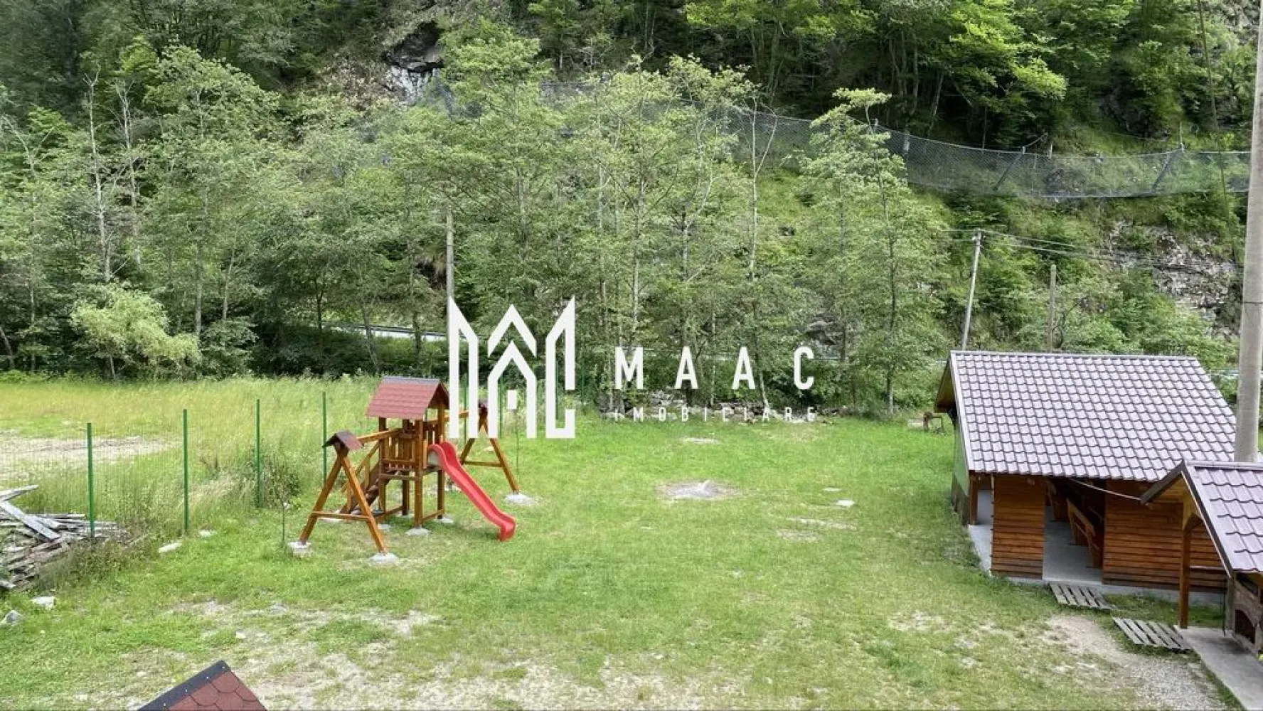 Investitie | Cabana | 5 camere | Balcon | 115 MPU | Raul Sadului - MAAC Imobiliare vă propune spre vânzare o cabană deosebită, situată în Poiana Râului Sadului, într-o zonă liniștită și pitorească, ideală atât pentru locuire, cât și pentru investiție. Proprietatea dispune de 5 dormitoare, living spațios, bucătărie complet utilată și 3 băi, oferind confortul necesar pentru familii numeroase sau pentru activități turistice. Cabana este deja în circuitul turistic, ceea ce reprezintă un avantaj semnificativ pentru viitorii proprietari. La exterior, imobilul beneficiază de un foișor generos, grătar, loc special amenajat pentru ceaun, precum și un loc de joacă pentru copii, elemente ideale pentru relaxare și activități în aer liber. Terenul aferent proprietății are 800 mp, este împrejmuit, oferind intimitate și spațiu verde bine definit. Sistemul de încălzire este pe lemne, prin șemineu cu tubulatură pentru aer cald, asigurând eficiență și un ambient plăcut în sezonul rece. Pentru mai multe detalii și programarea unei vizionări, vă invităm să contactați MAAC Imobiliare, specificând CP283506